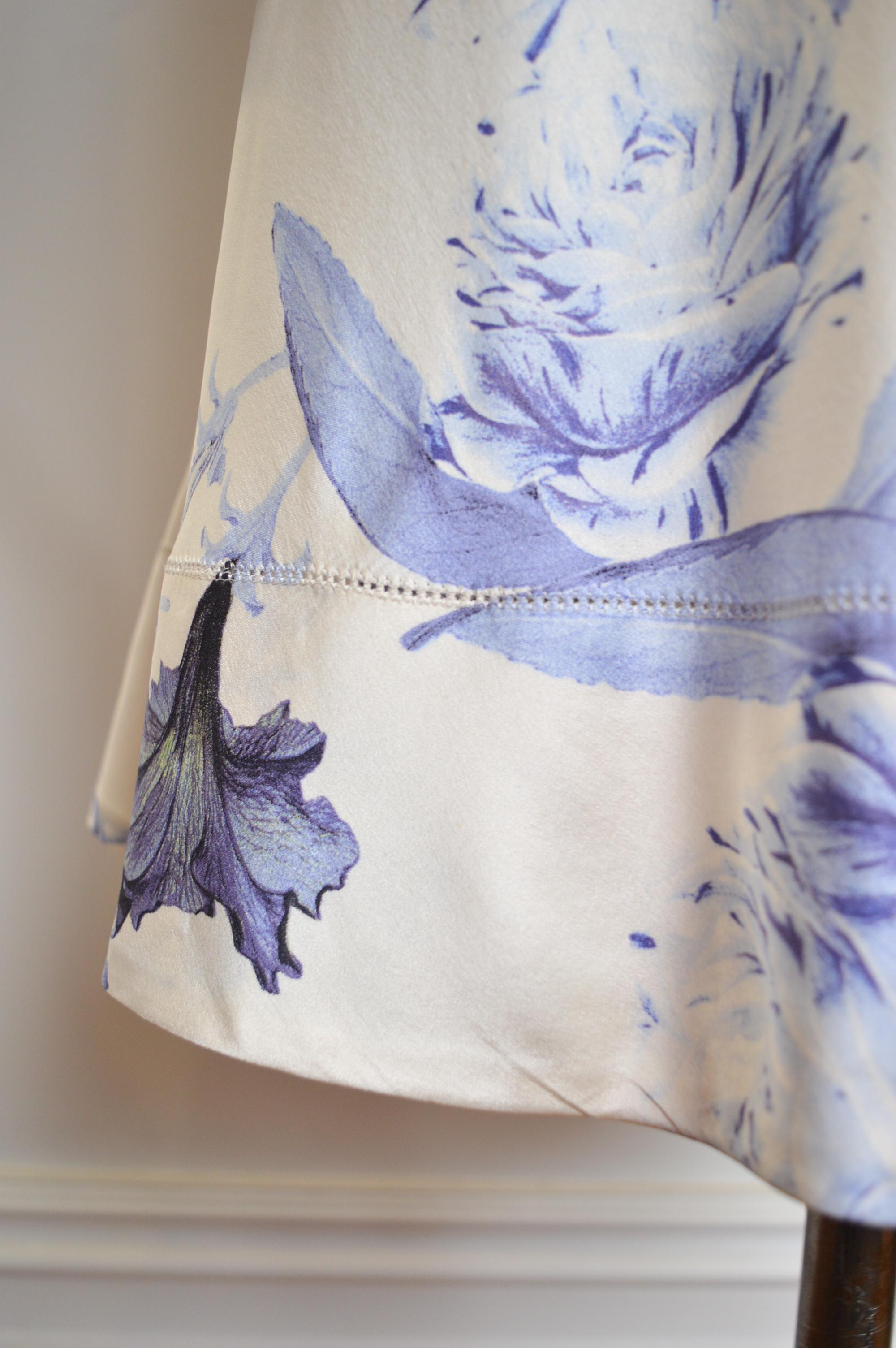 Abito da cocktail senza schienale in seta di Roberto Cavalli del 2000, blu, bianco e floreale. in vendita 9