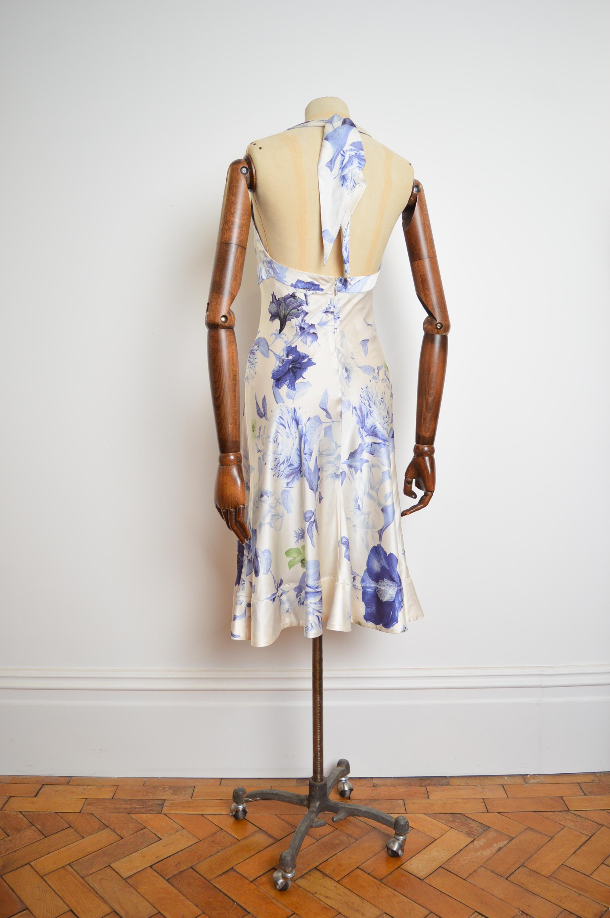 Donna Abito da cocktail senza schienale in seta di Roberto Cavalli del 2000, blu, bianco e floreale. in vendita