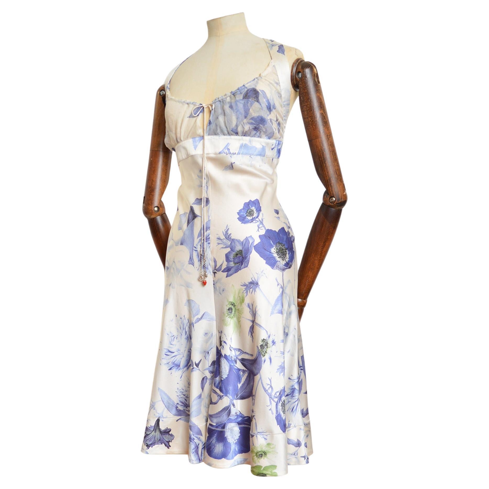 Abito da cocktail senza schienale in seta di Roberto Cavalli del 2000, blu, bianco e floreale. in vendita