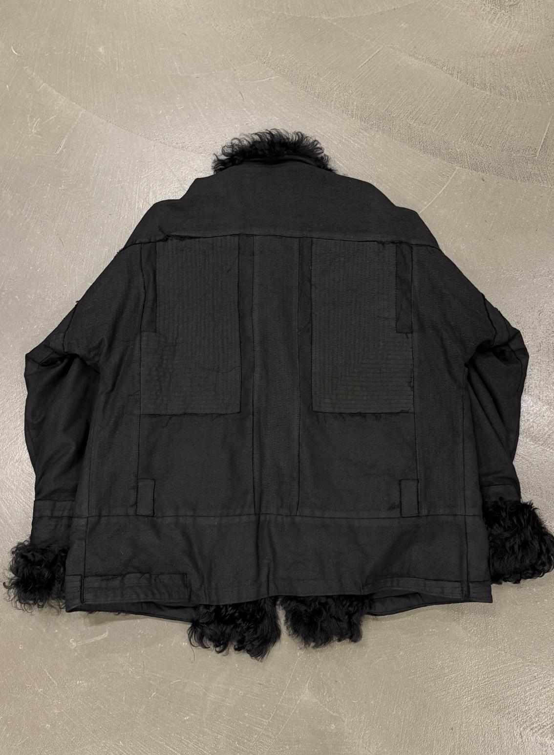 2000s Roberto Cavalli real fur jacket

Voluminous Cavalli fur jacket from the 2000s featuring dramatic texture, wide sleeves and a flowing silhouette. The oversized shape and plush materials embody Cavalli’s opulent Y2K glamour.

Good condition: