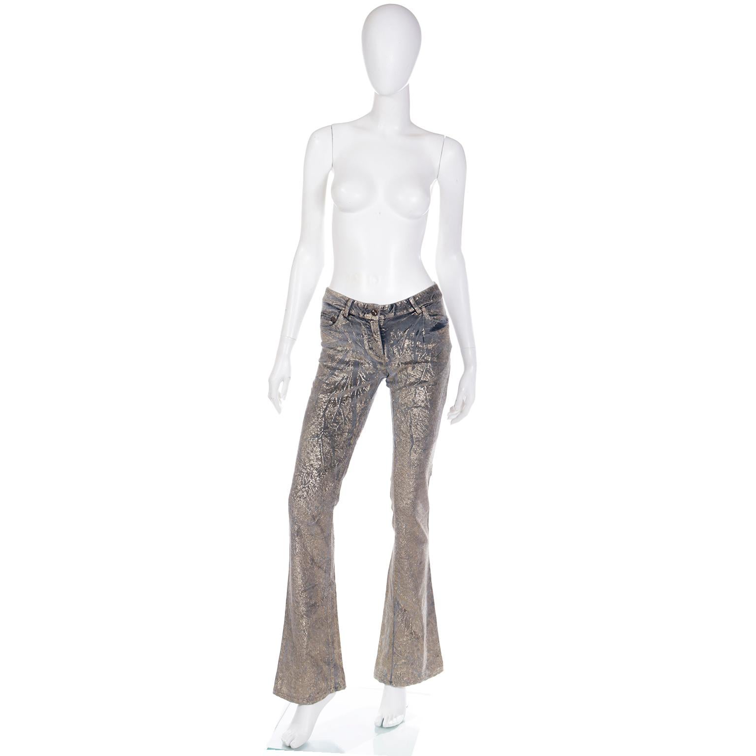 These incredible vintage Roberto Cavalli gray stretch cotton velvet jeans feature gold paint like detail that makes them truly exceptional! The jeans are low rise and there is a Roberto Cavalli Firenze badge on the back pocket and RB branded rivets