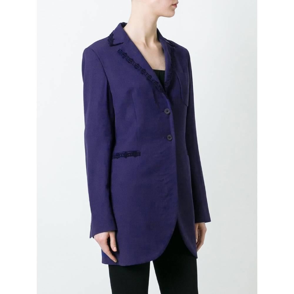Romeo Gigli blu wool blazer, with embroidered lapel collar. Frontal closure with tone-on-tone logoed buttons. Breast patch pocket and two welt pocket with embroidered edges. Lined.

Years: 2000s

Made in Italy

Size: 42 IT

Flat measurements
Height: