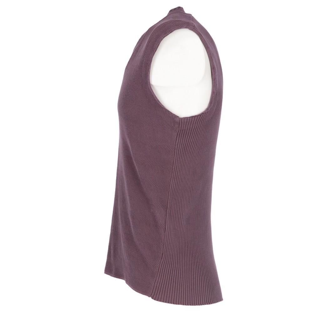 Romeo Gigli purple cotton vest. V-neck, straight and wavy rib knit.

Years: 2000s

Made in Italy

Size: 48 IT

Flat measurements :

Height: 61 cm
Bust: 44 cm