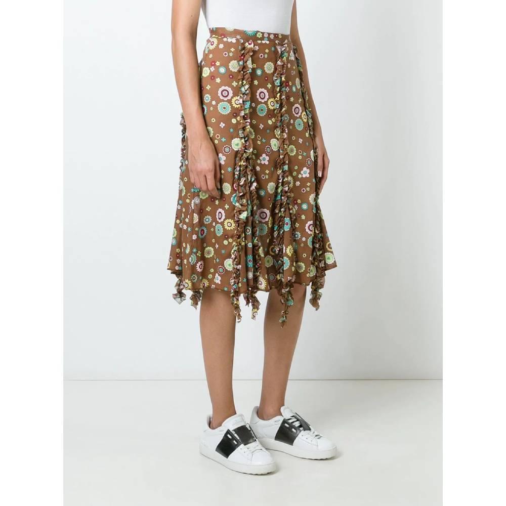 Romeo Gigli trapeze skirt in brown cotton with multicolor floral print and decorative ruffles. High waist, length below the knee and closure with hidden zip and button on the side.
Years: 2000s

Made in Italy

Size: 40 IT

Linear measures:

Lenght: