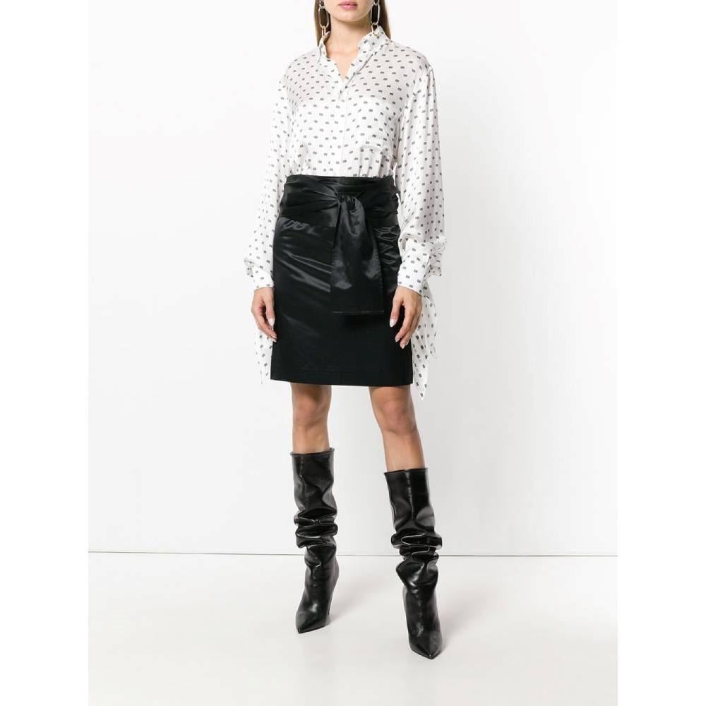 Romeo Gigli polish black cotton blend high waist above-knee skirt with wide waistband. Concealed zip fastening on the back, rear small vents and straight hem.

Size: 40 IT

Flat measurements
Height: 54 cm
Waist: 40 cm
Hips: 46 cm

Product code: