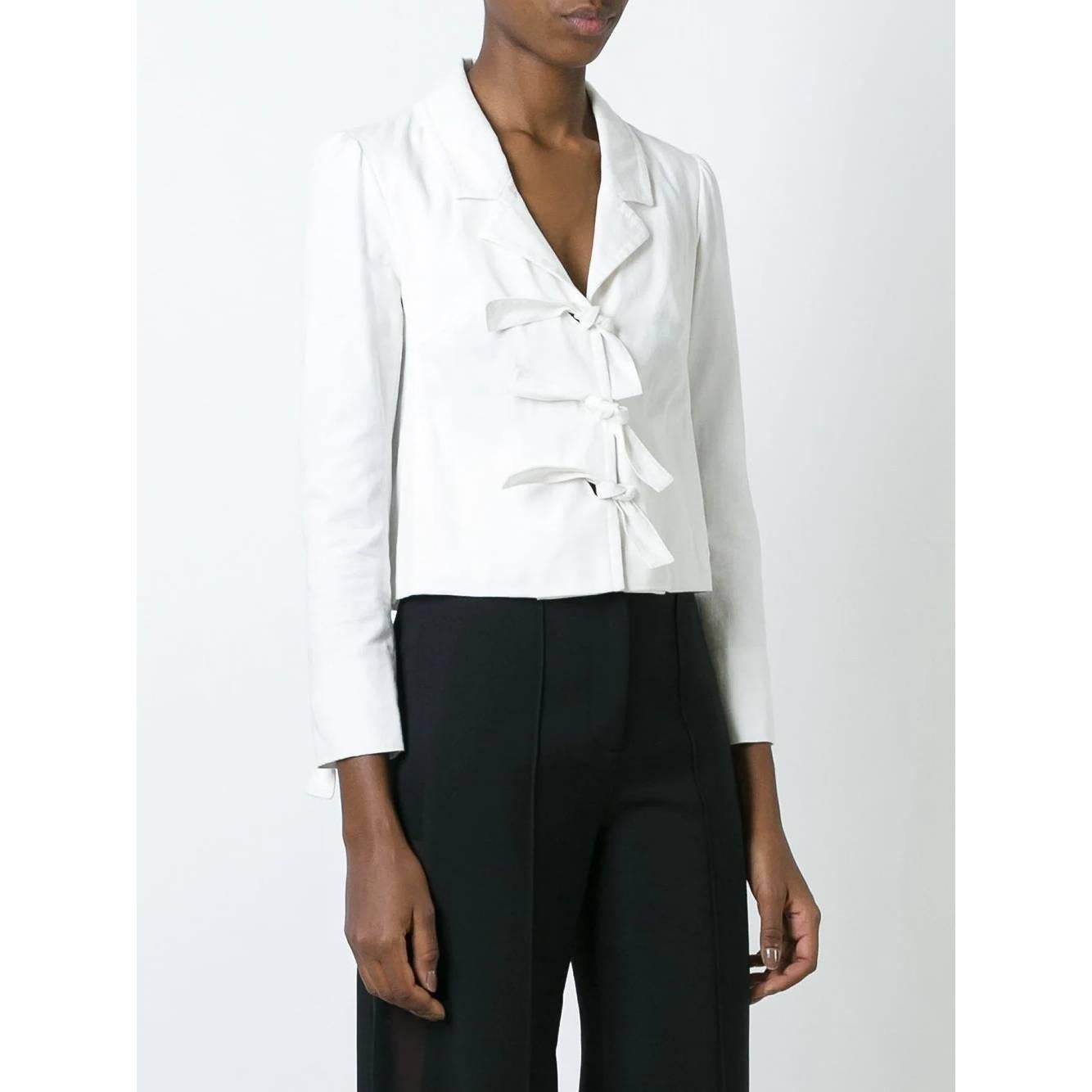 Romeo Gigli white cotton crop jacket. Classic lapel collar, long-sleeved, plain hem. Knot central closure.

Years: 2000s

Made in Italy

Size: 38 IT

Flat measurements
Height: 51 cm
Bust: 34 cm
Shoulders: 35 cm
Sleeves: 55 cm