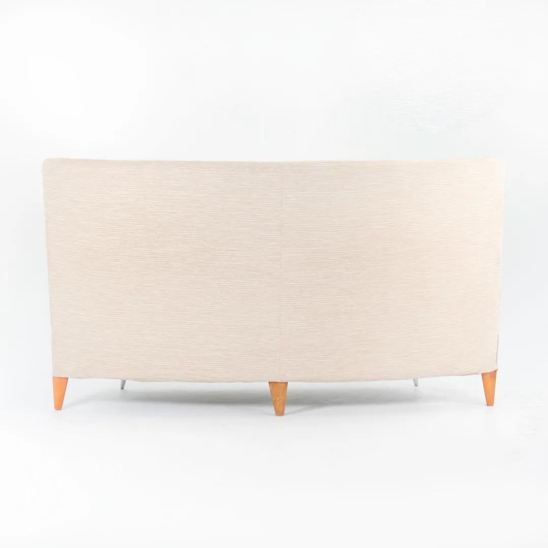 Il s'agit d'un canapé Royalton, conçu par Philippe Starck et produit par Driade peu après l'introduction du design en 1988. À la fin des années 1980, Starck est approché par l'hôtelier Ian Schraeger pour concevoir une ligne de mobilier pour un