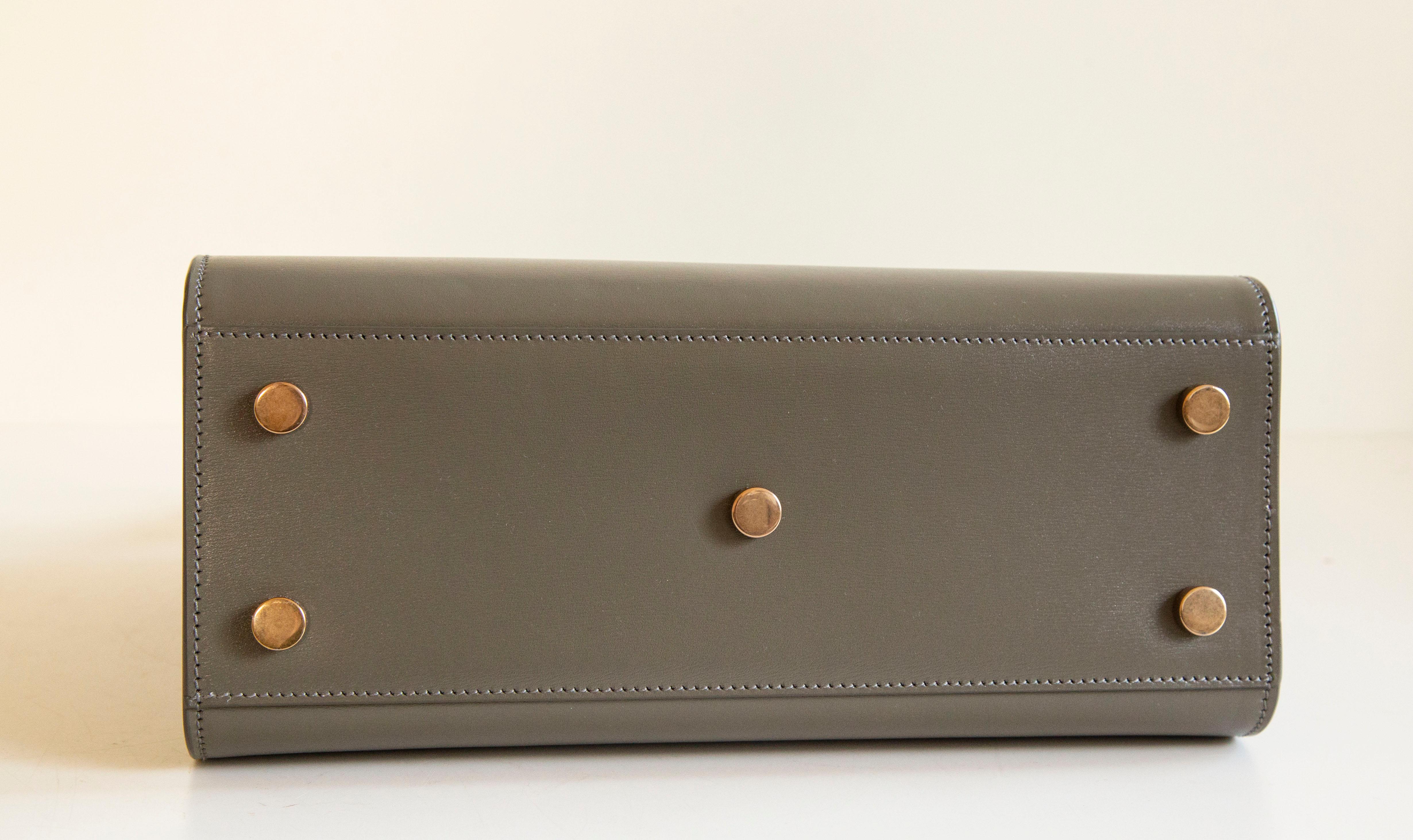 Bolso convertible Sac de Jour Baby caqui-verde de Saint Laurent de los años 2000 en venta 5