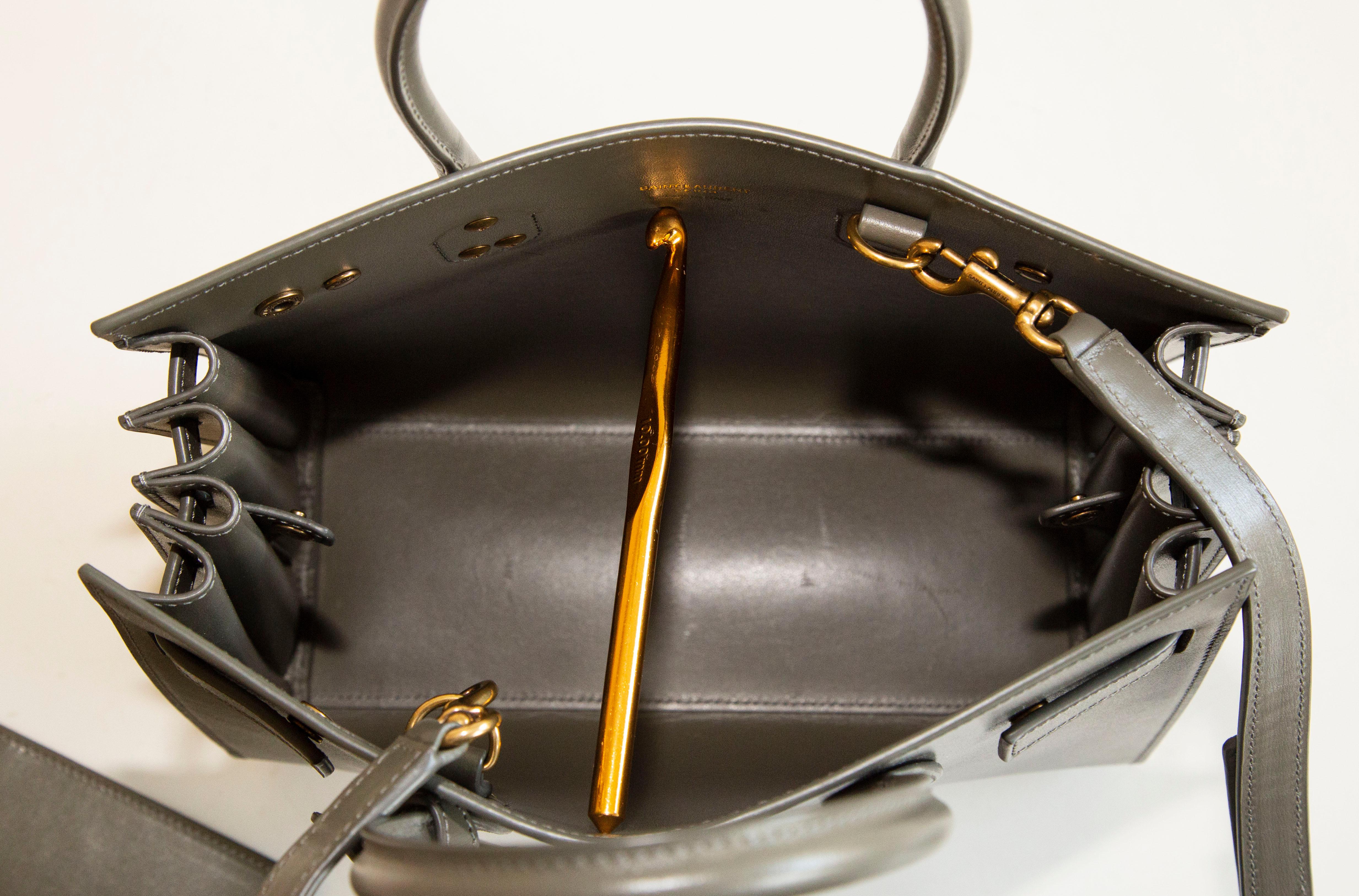 Bolso convertible Sac de Jour Baby caqui-verde de Saint Laurent de los años 2000 en venta 8