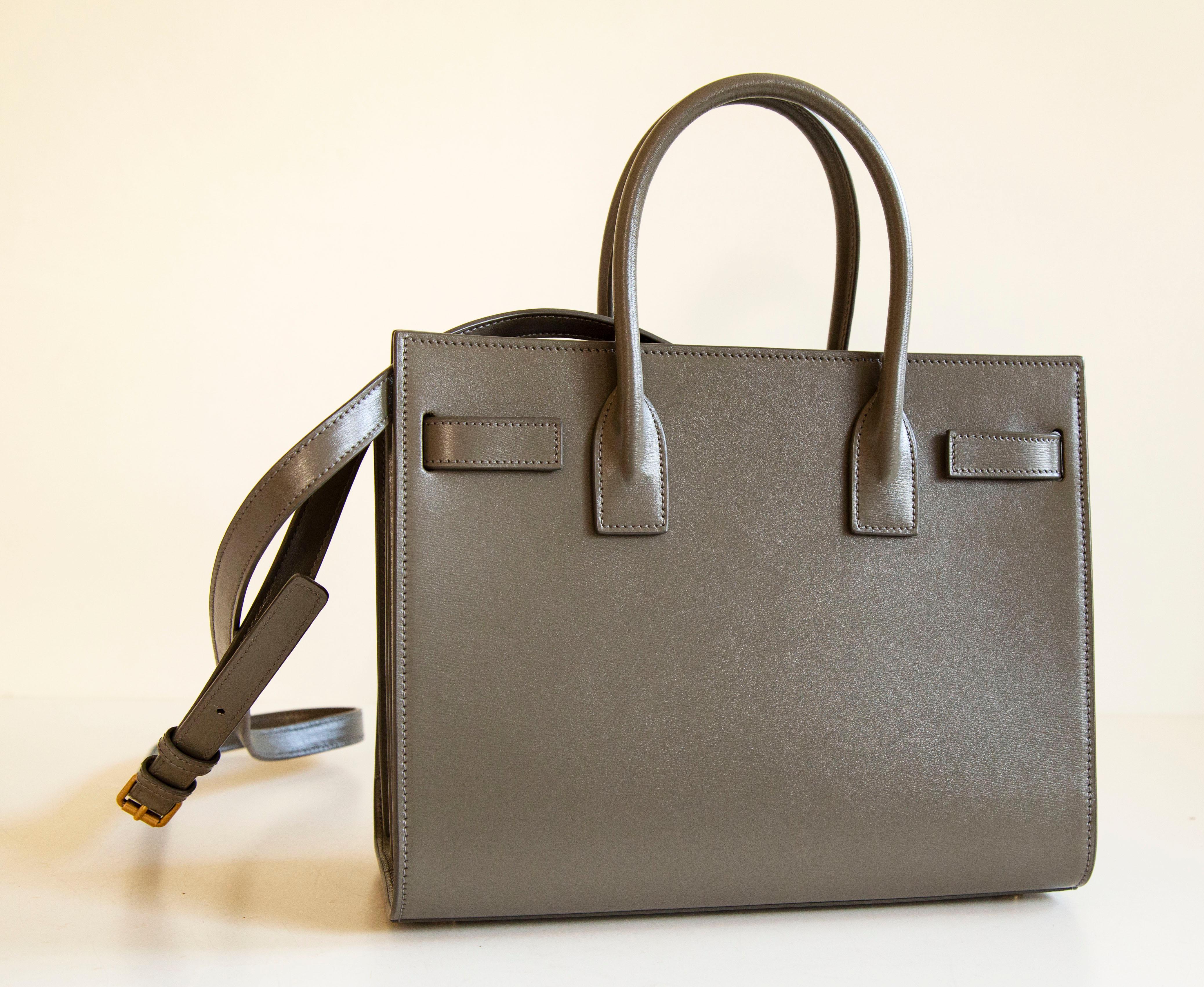 Femenino o masculino Bolso convertible Sac de Jour Baby caqui-verde de Saint Laurent de los años 2000 en venta