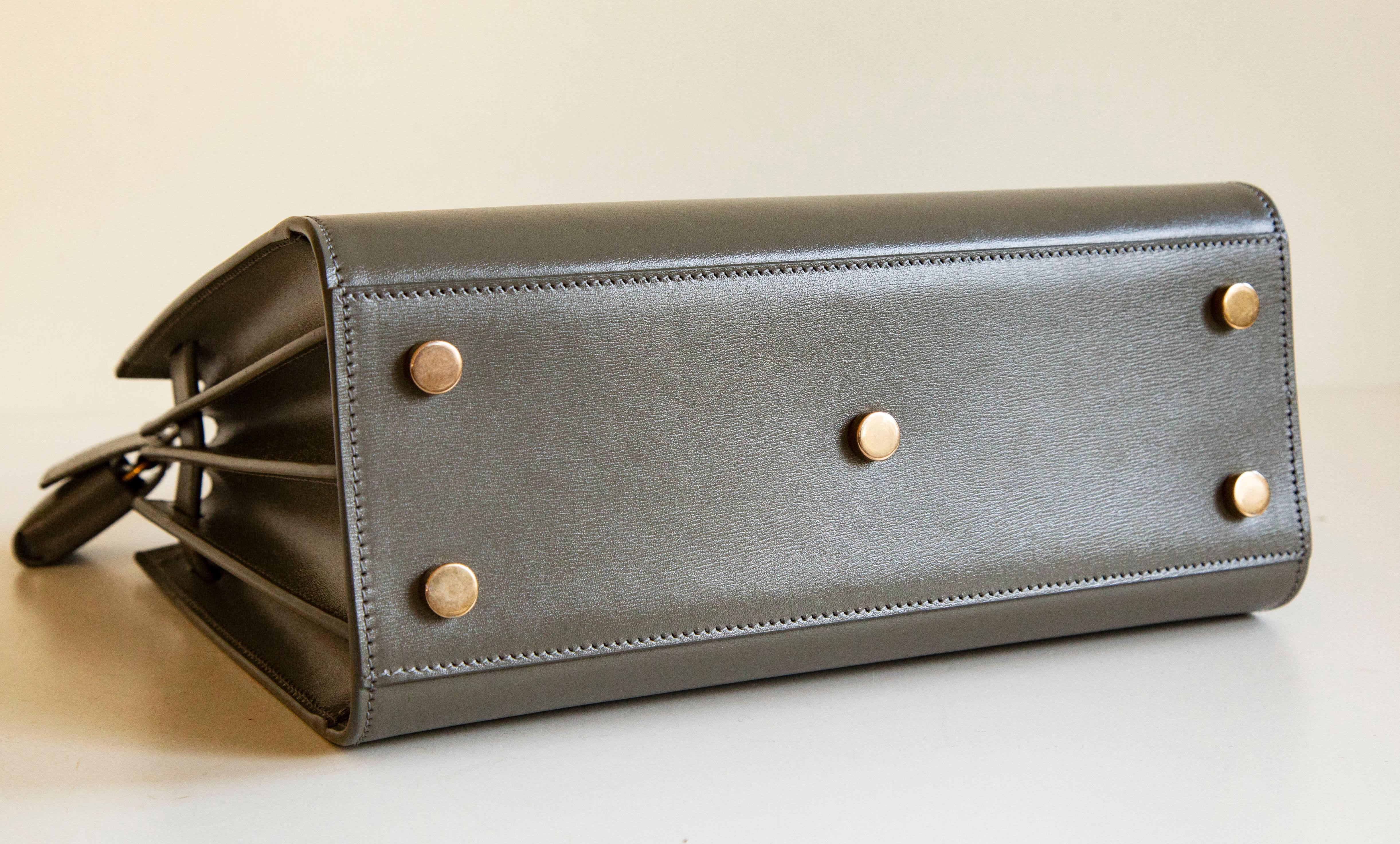 Bolso convertible Sac de Jour Baby caqui-verde de Saint Laurent de los años 2000 en venta 3