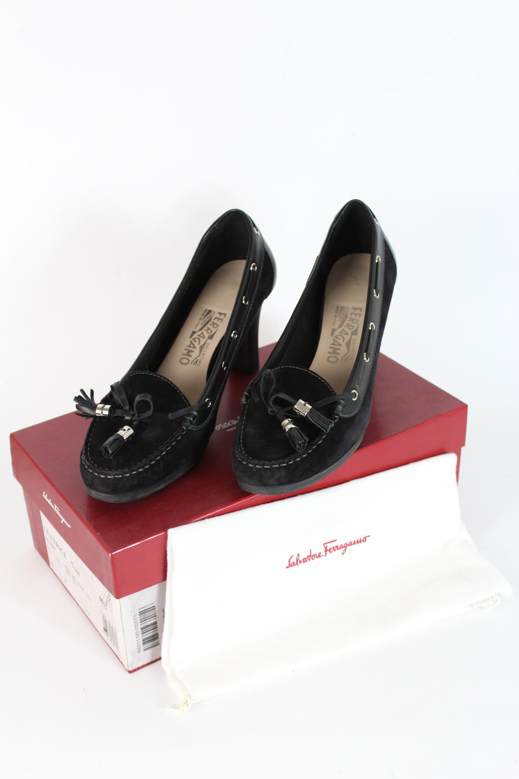 Salvatore Ferragamo Leatrice 2000s women's shoes. Decollete with heel , round toe. Color black in leather and suede. Made in Italy. New with box.

Code: SG198191C


Size: 40 It 9 Us 6.5 Uk


Heel height: 7 cm