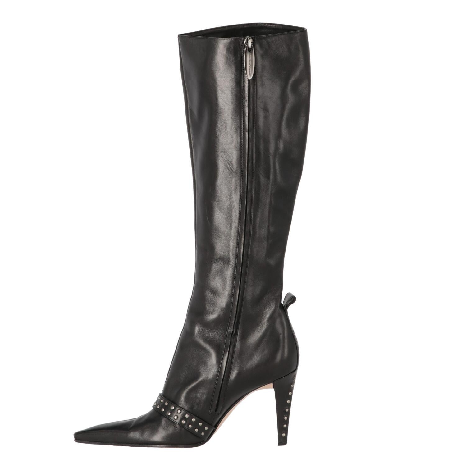 Sergio Rossi black leather heeled boots with decorative silver metal studs. Pointed model and knee height

The item shows some some wrinkles and signs of wear on the leather, as shown in the pictures.
Years: 2000s

Made in Italy

Size: 38 EU

Heel: