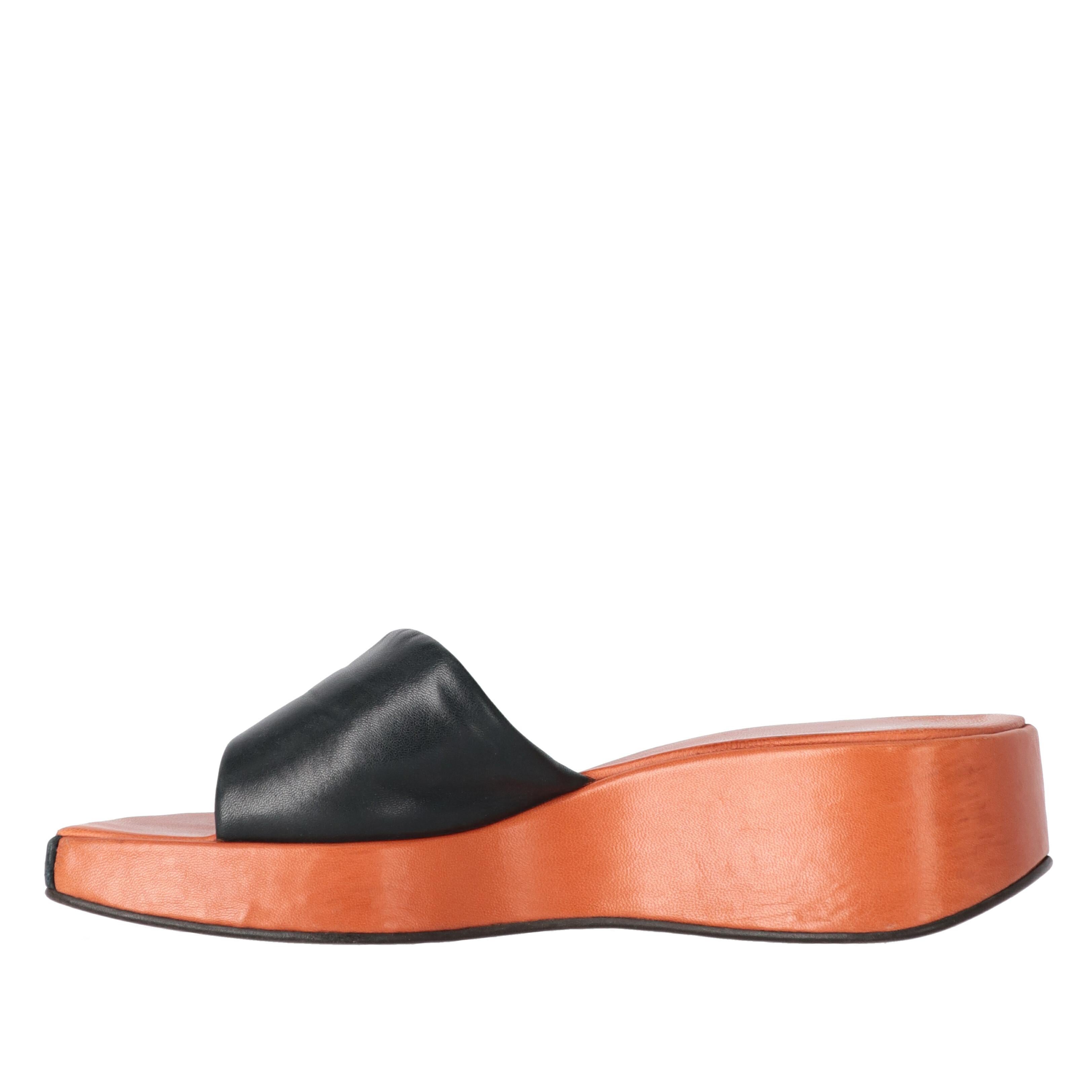 Sergio Rossi bicolor leather slippers, with black sides and band on the instep, orange insole and outer sides.

The item shows signs of wear on the leather and sole, as shown in the pictures.

Years: 2000s

Made in Italy

Size: 39 EU

Heel: 5