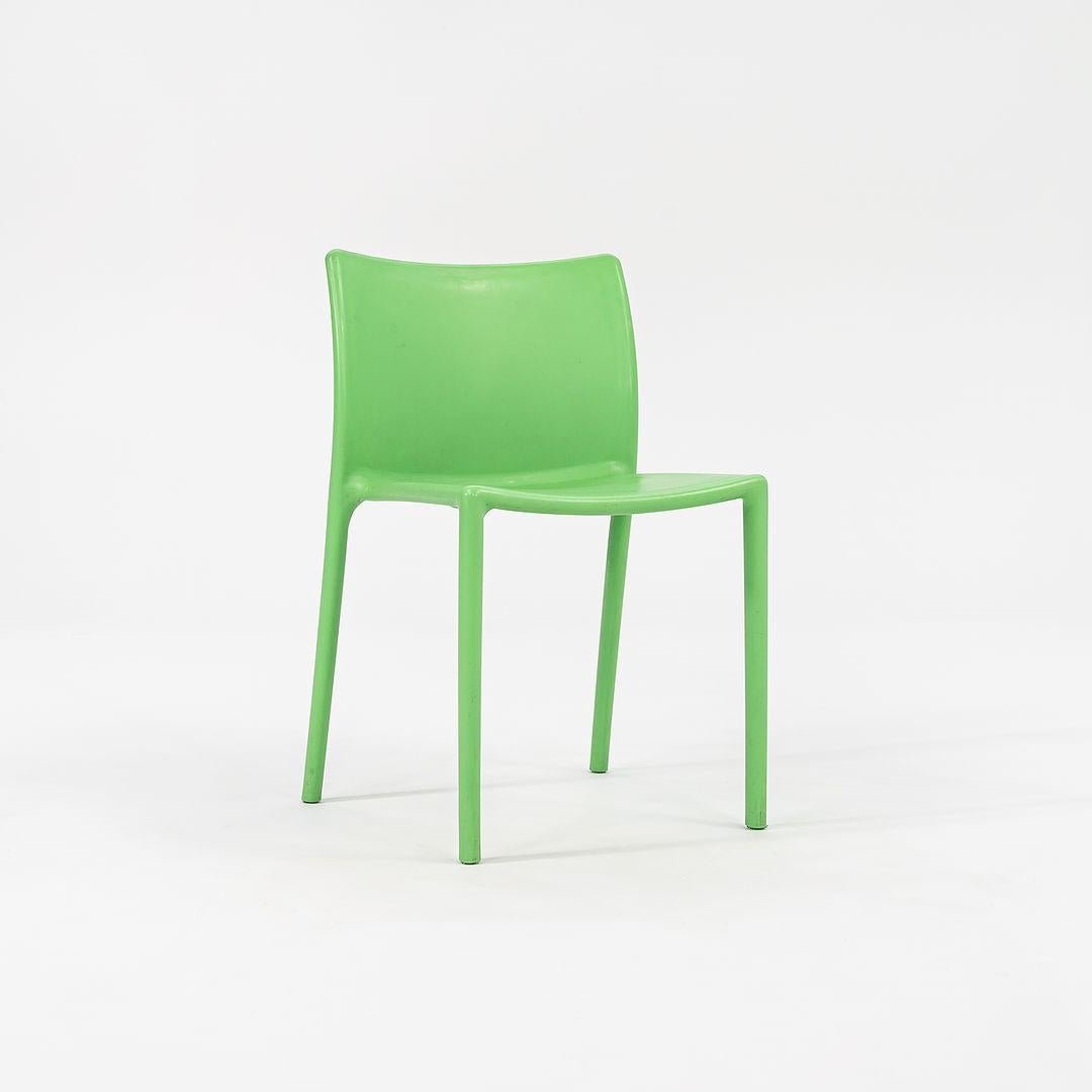 Dies ist ein Satz von vier Air Chairs in Grün, entworfen von Jasper Morrison für Magis im Jahr 2000. Der angegebene Preis beinhaltet den Satz von vier Stühlen, und wir haben zwei Sätze zum Kauf verfügbar. Die Stapelsitze sind aus luftgeformtem