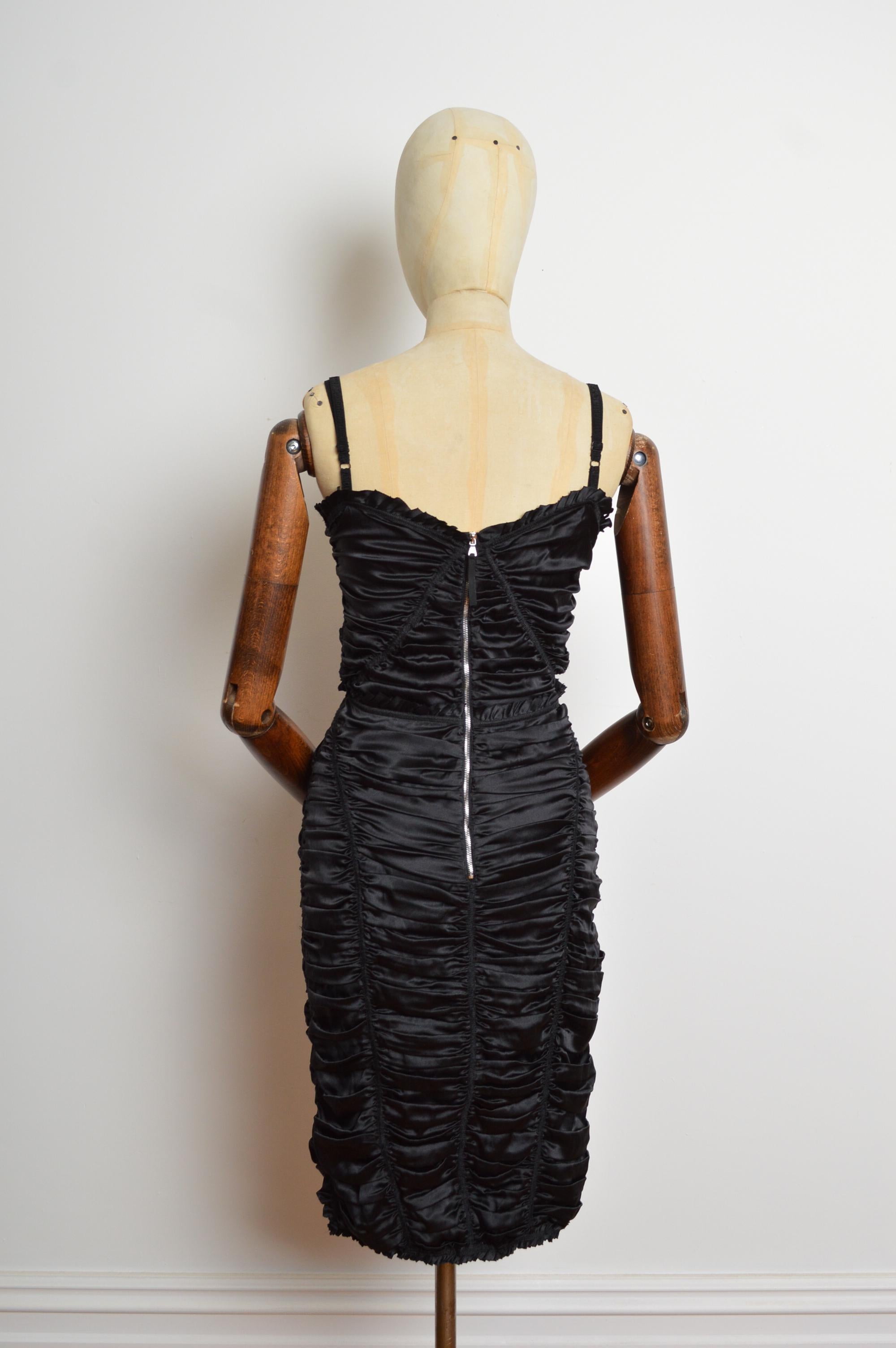 2000s Sexy Vestido de cóctel negro de satén acanalado de DOLCE & GABBANA en venta 5