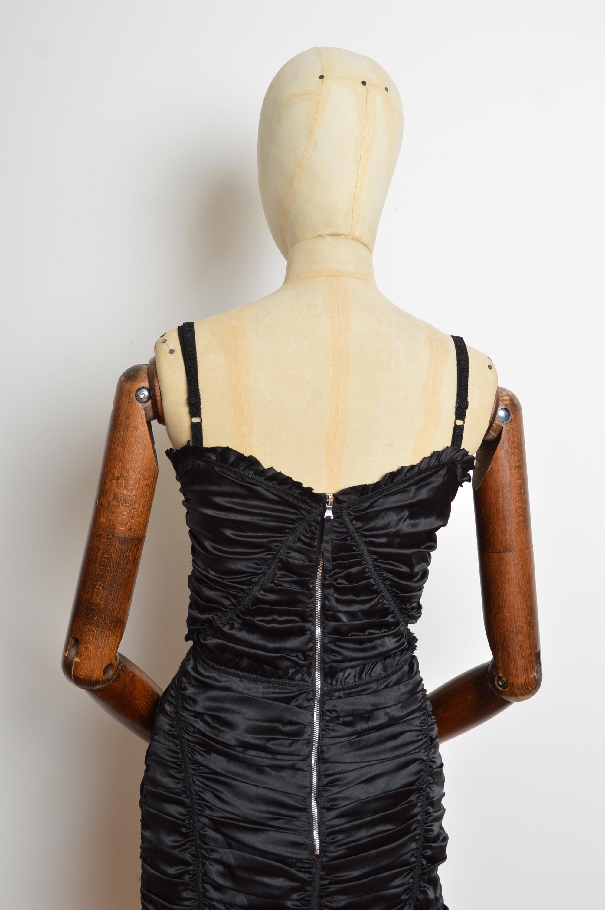2000s Sexy Vestido de cóctel negro de satén acanalado de DOLCE & GABBANA en venta 6