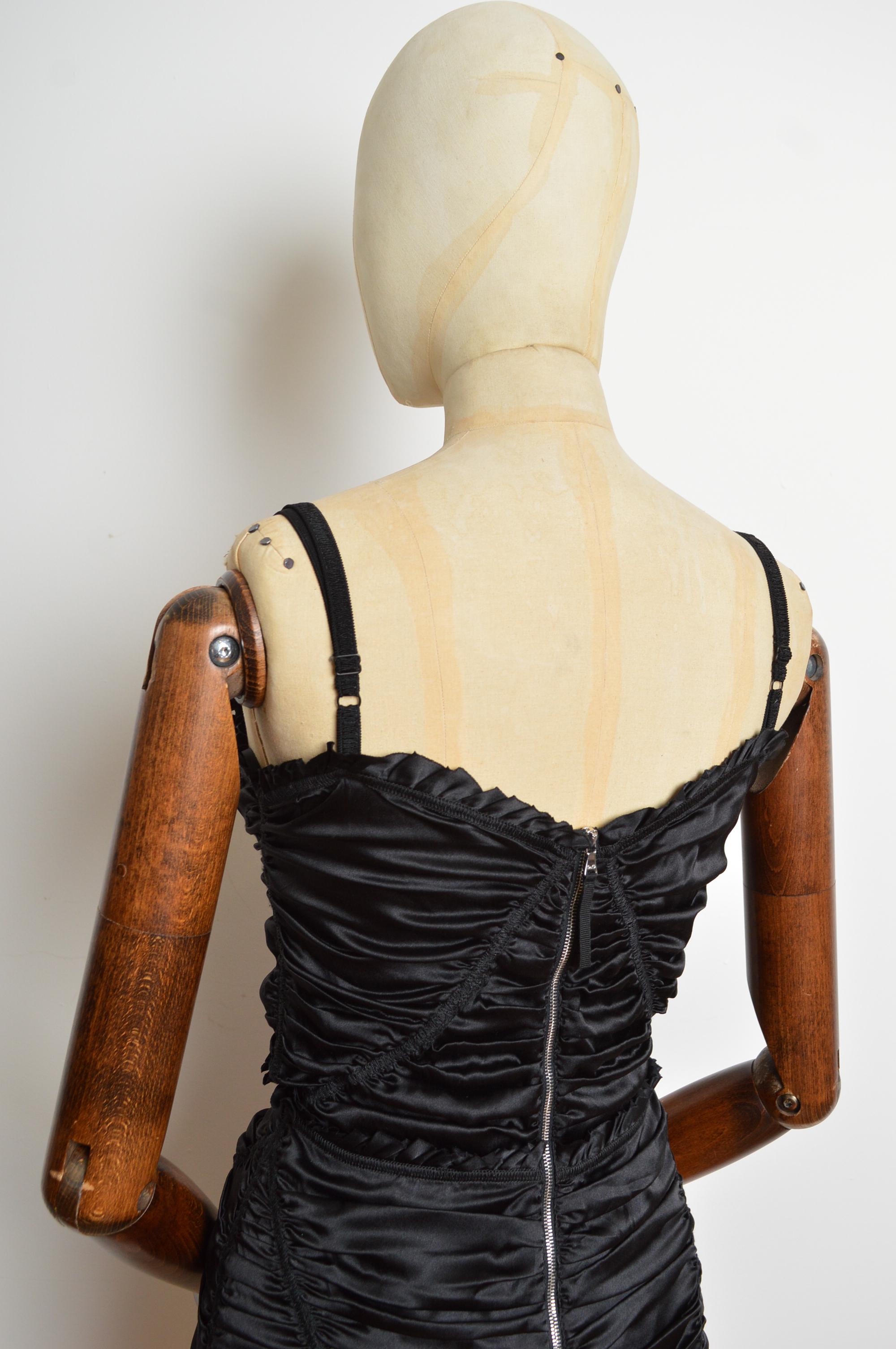 2000s Sexy Vestido de cóctel negro de satén acanalado de DOLCE & GABBANA en venta 7