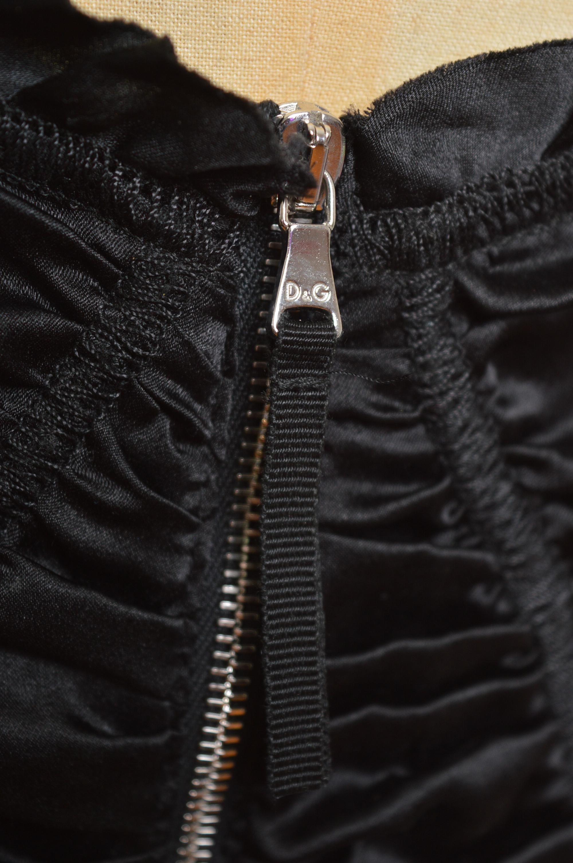 2000s Sexy Vestido de cóctel negro de satén acanalado de DOLCE & GABBANA en venta 8