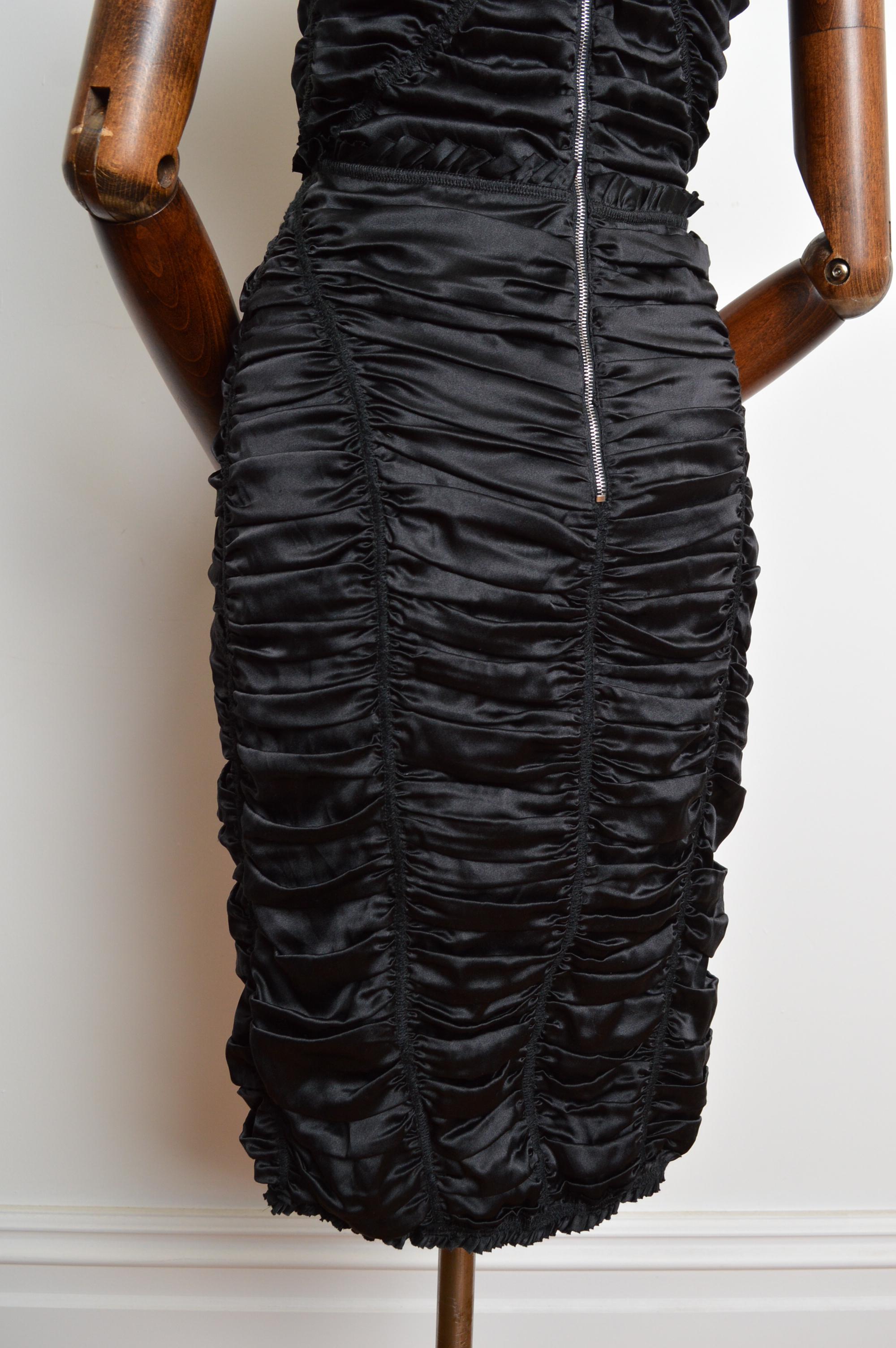 2000s Sexy Vestido de cóctel negro de satén acanalado de DOLCE & GABBANA en venta 9