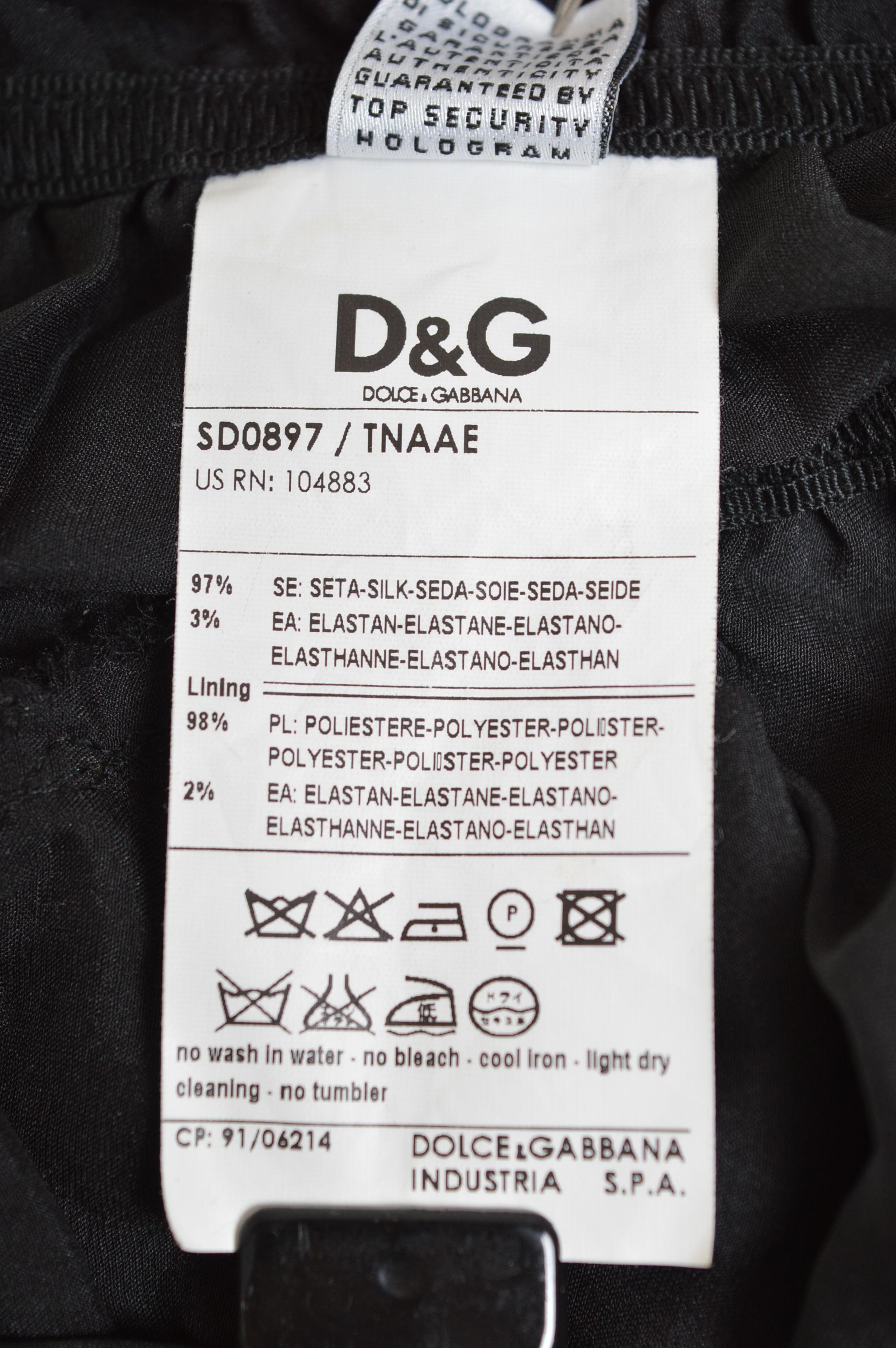 2000s Sexy Vestido de cóctel negro de satén acanalado de DOLCE & GABBANA en venta 11