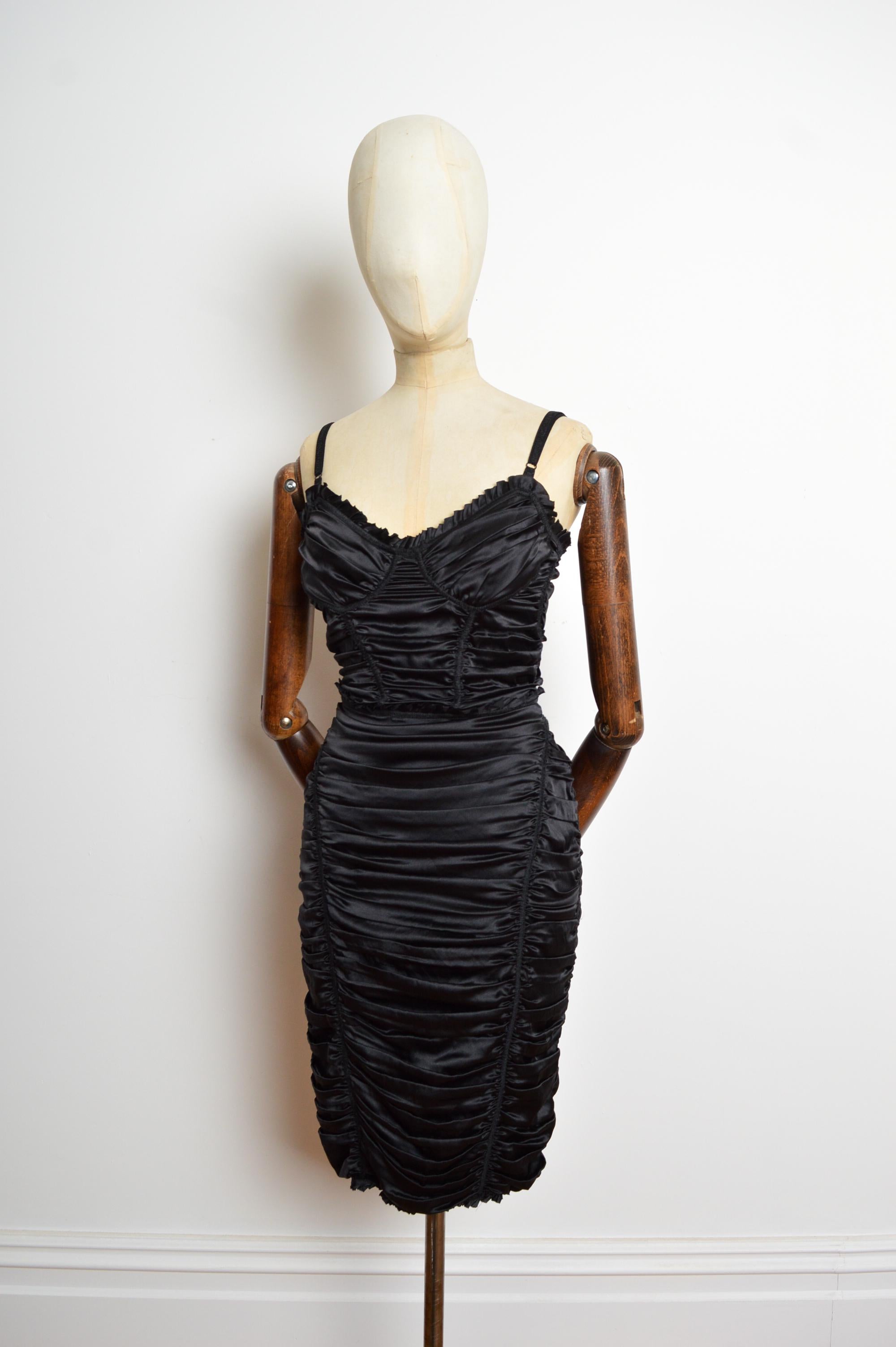 2000s Sexy Vestido de cóctel negro de satén acanalado de DOLCE & GABBANA Negro en venta