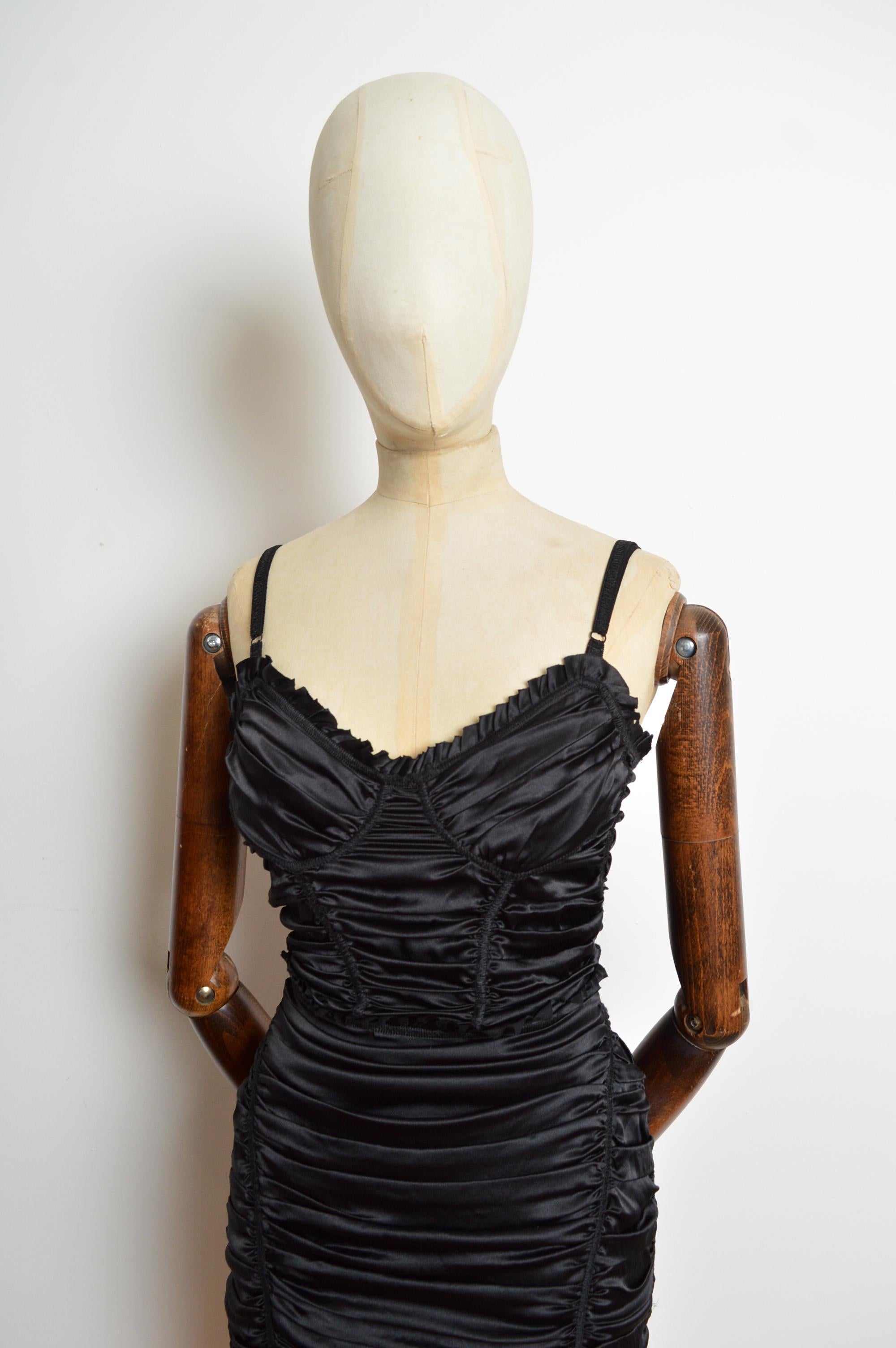 2000s Sexy Vestido de cóctel negro de satén acanalado de DOLCE & GABBANA en Bueno estado para la venta en Sheffield, GB