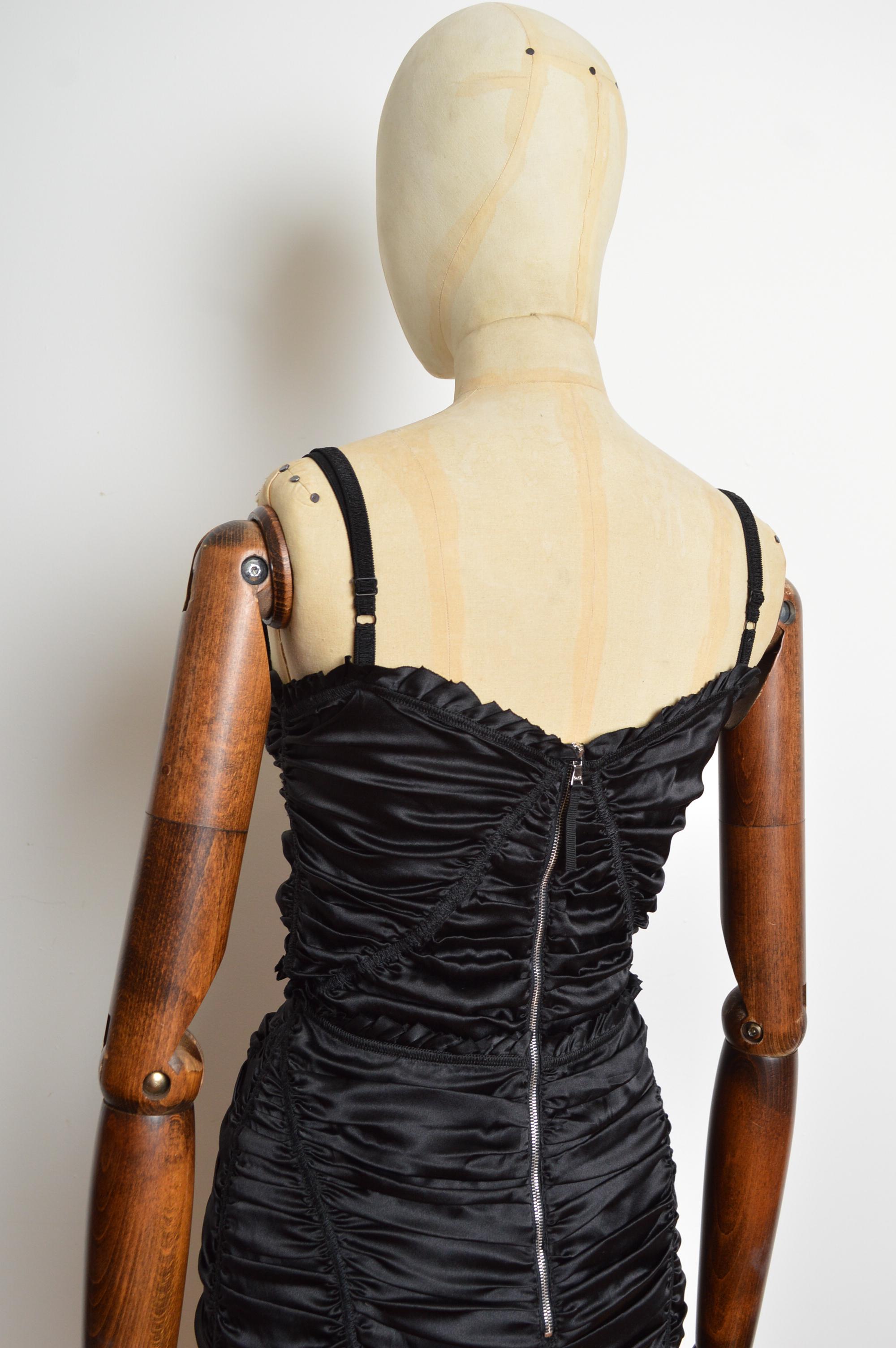 2000s Sexy Vestido de cóctel negro de satén acanalado de DOLCE & GABBANA en venta 4