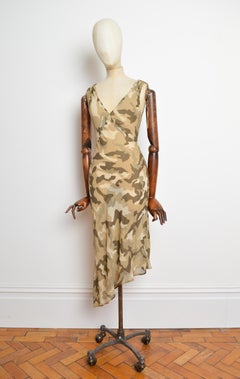 Abito da sera anni 2000 con taglio sbieco con motivo mimetico dell'esercito Y2k - Army Slip Dress