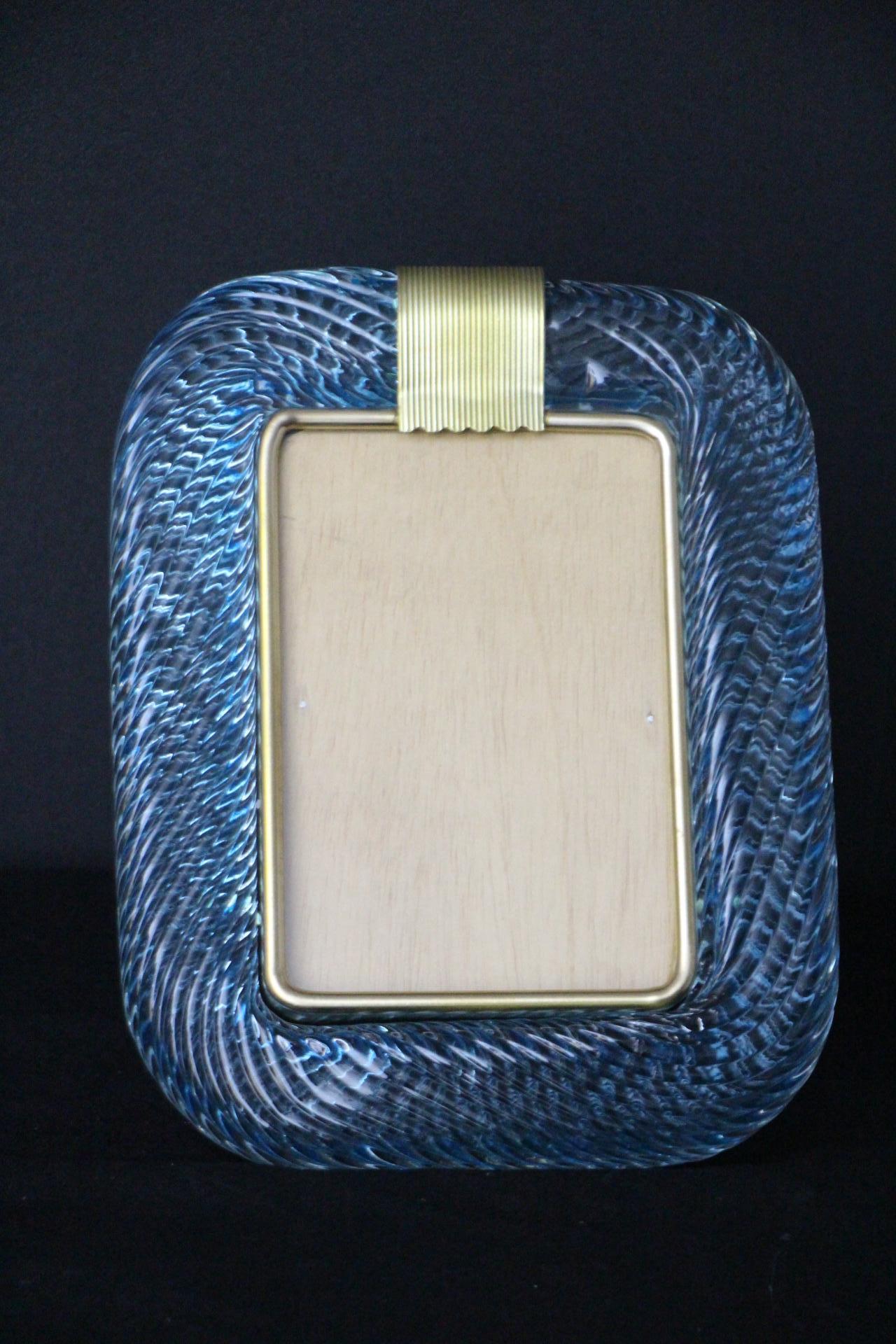 This beautiful vertical photo frame is purely in the vénitien glass manufacturing  tradition.The technique uses to get this rich twisted rope effect is called 