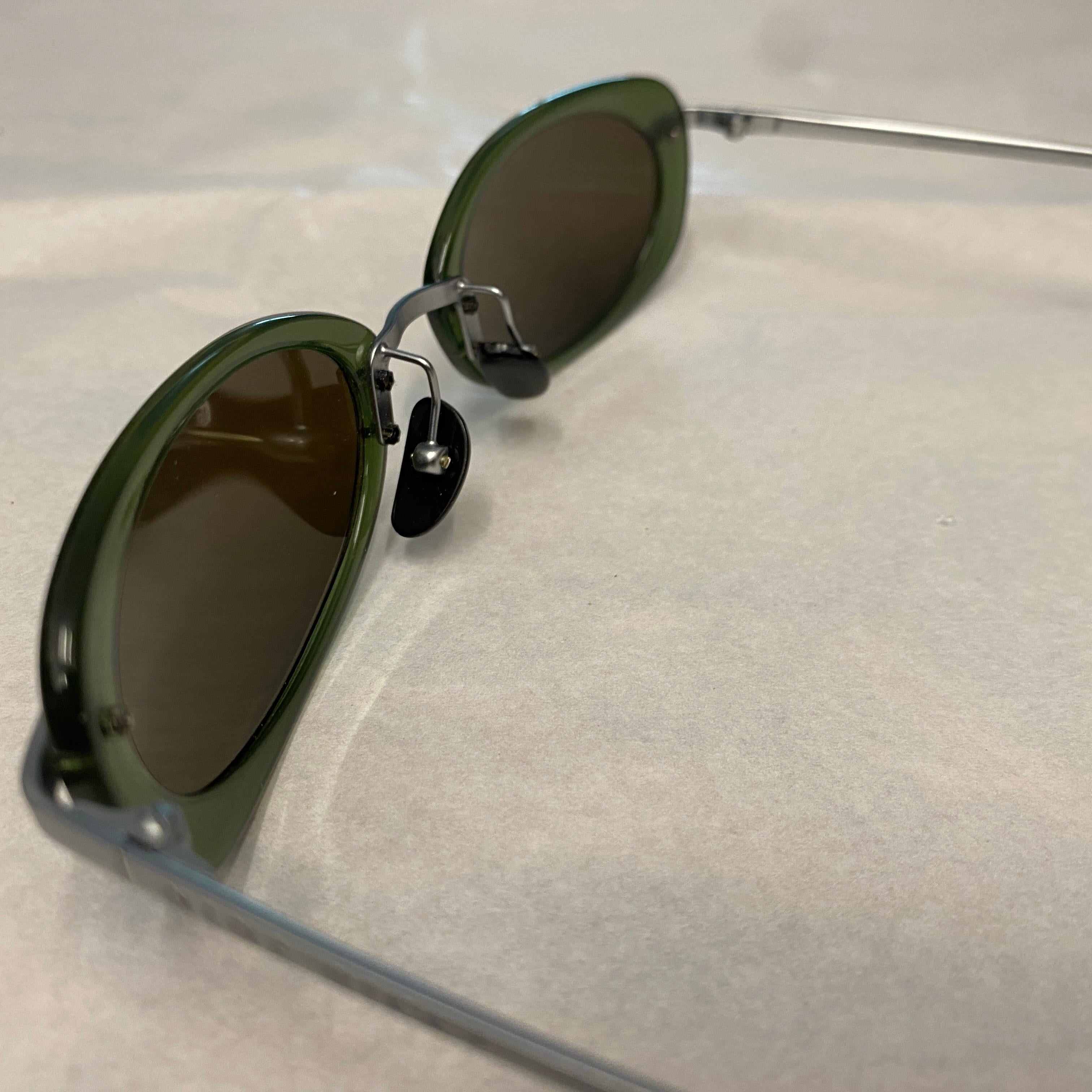 2000s Stylish Green Lucite and Metal  Italian Sunglasses by Nina Ricci In Good Condition In Aci Castello, IT