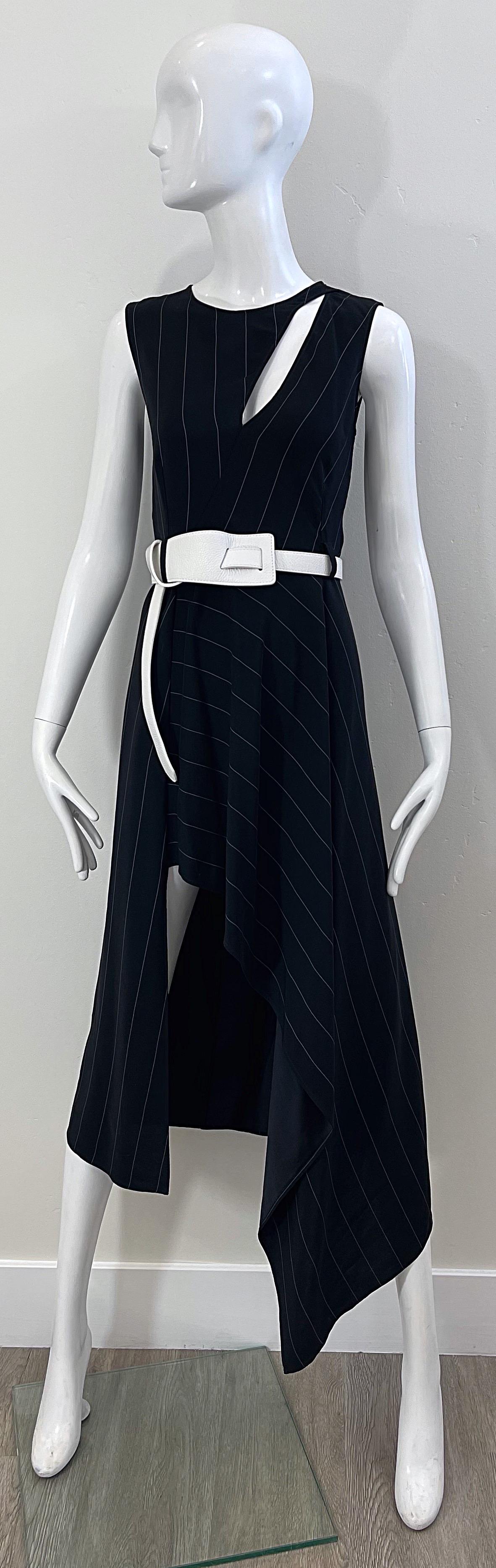 Chic début des années 2000 THIERRY MUGLER robe à rayures noires et blanches avec ceinture en rayonne ! Découpe au-dessus du sein gauche. Fermeture à glissière cachée dans le dos avec fermeture auto-agrippante. La ceinture amovible en cuir blanc peut