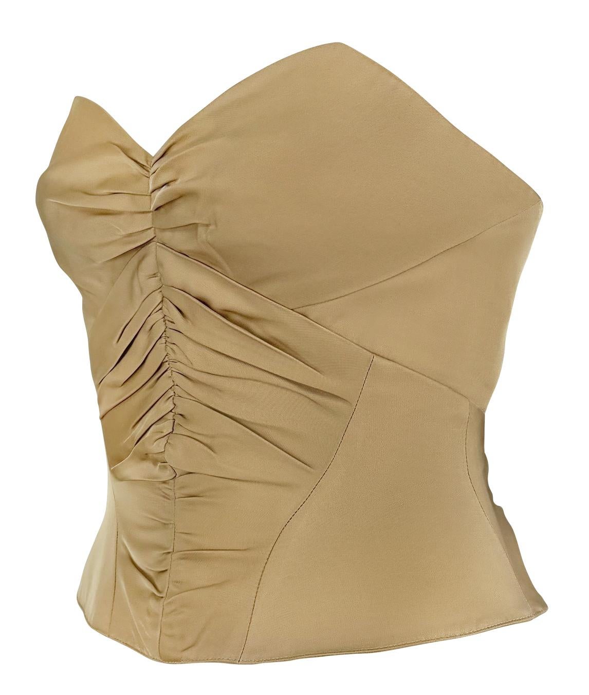 Dieses trägerlose Bustier-Top von Thierry Mugler aus den frühen 2000er Jahren ist aus leichtem khakifarbenem Stoff gefertigt und mit vertikalen Stäbchen versehen. Das Oberteil hat einen herzförmigen Ausschnitt, elegante Rüschendetails in der