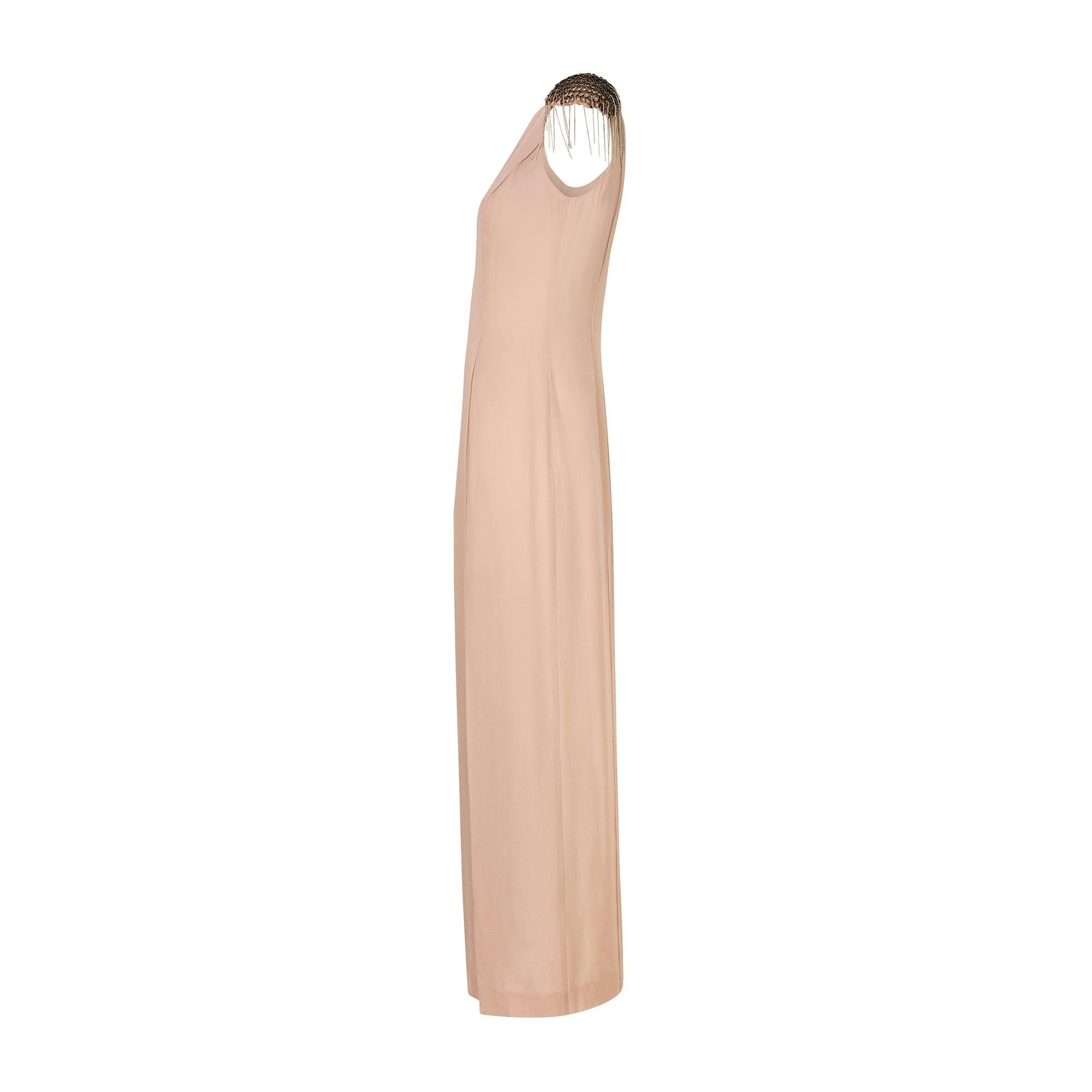 Tras una exhaustiva investigación, creemos que este vestido Thierry Mugler fue creado por Rosemary Rodriguez, anteriormente de Paco Rabanne, para una colección cápsula de alta costura limitada hacia la primavera/verano de 2008. Tras la jubilación de