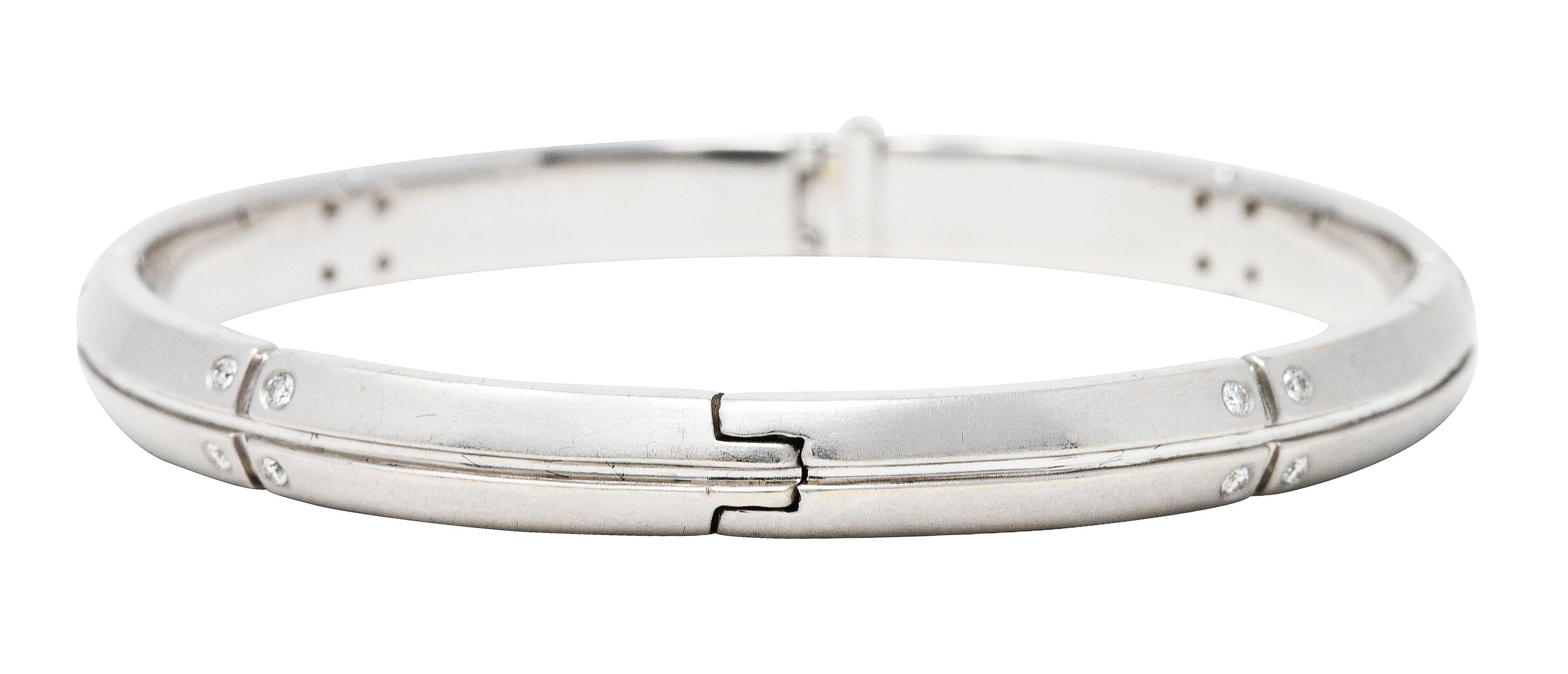 Armband in Form eines Armreifs mit tief gerillten Segmenten

Durchgehend mit bündig gefassten Diamanten akzentuiert

Diamanten insgesamt etwa 0,36 Karat - F/G in Farbe mit VS Klarheit

Mit mattgoldener Oberfläche

Armband öffnet auf einem Scharnier