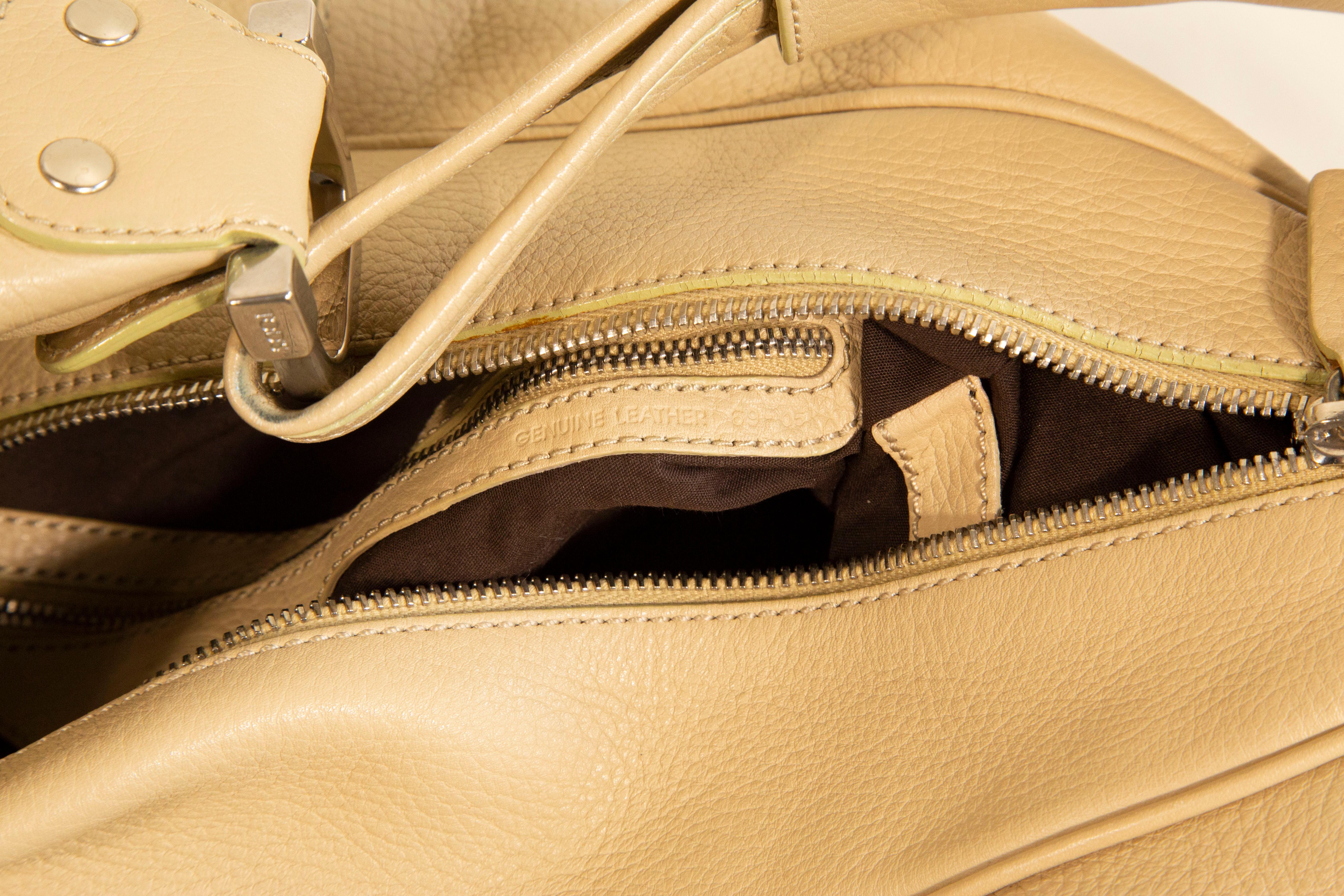 2000s Tod's Beige Leather Shoulder Bag For Sale 9