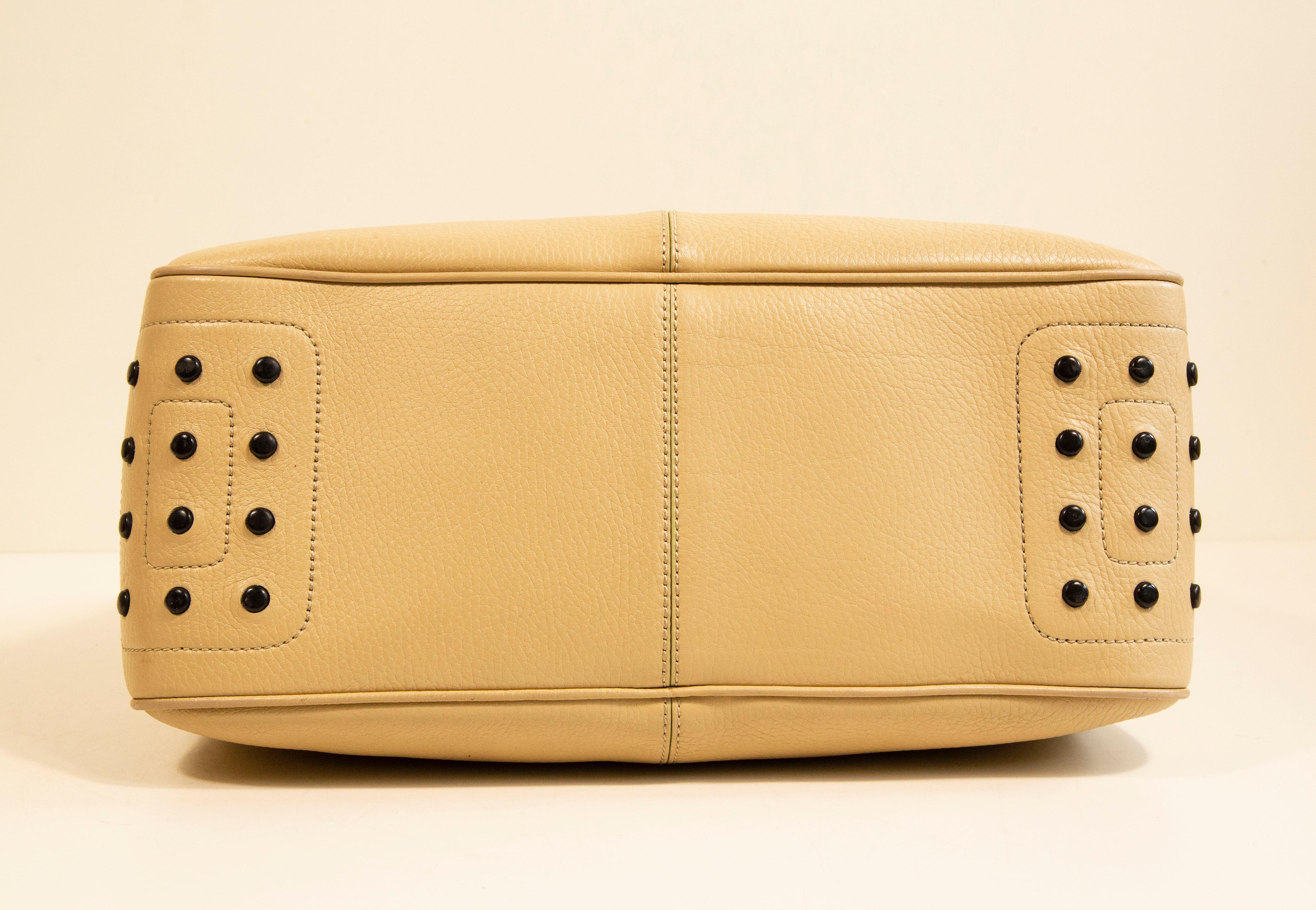 2000s Tod's Beige Leather Shoulder Bag For Sale 2