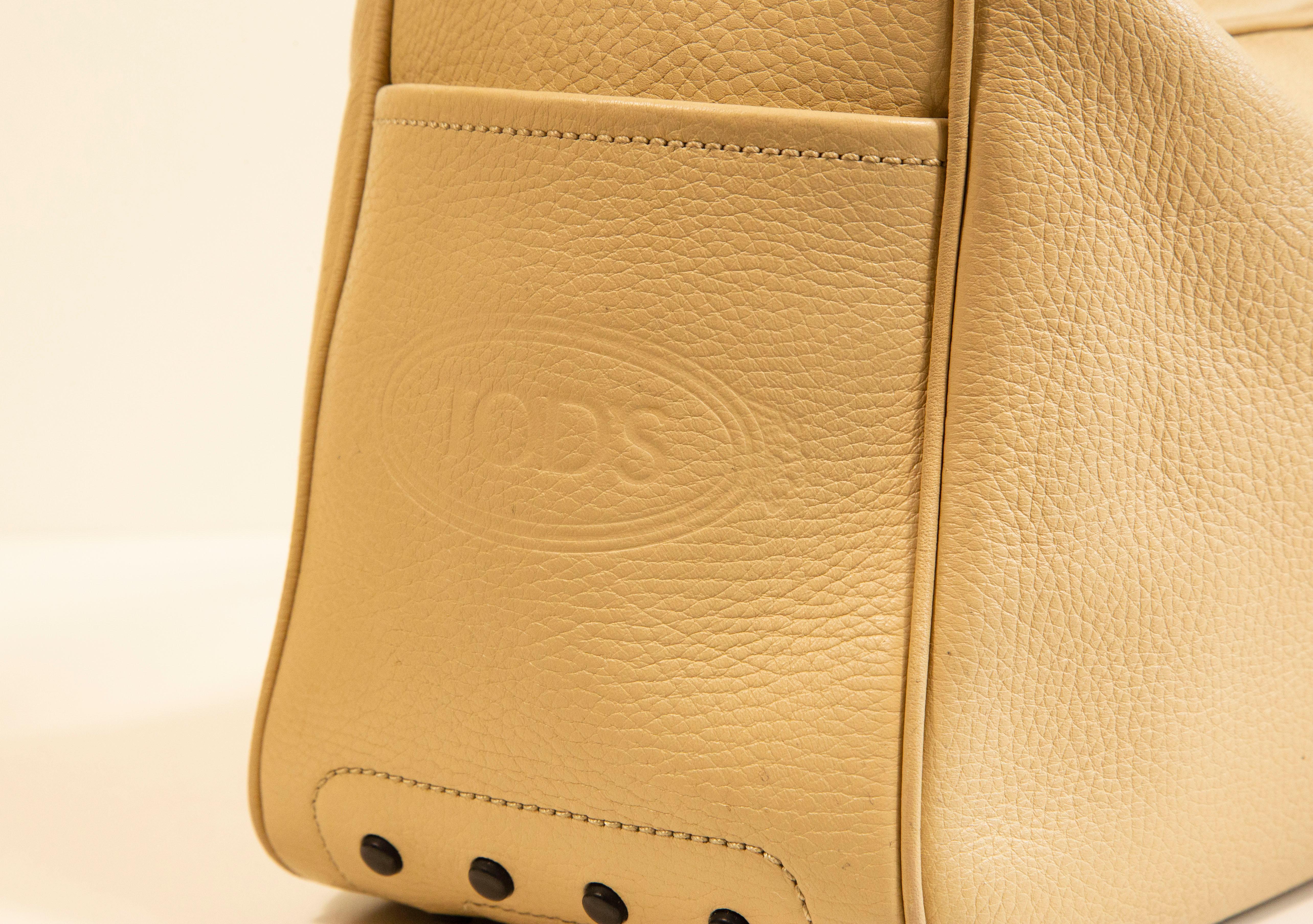 2000s Tod's Beige Leather Shoulder Bag For Sale 5
