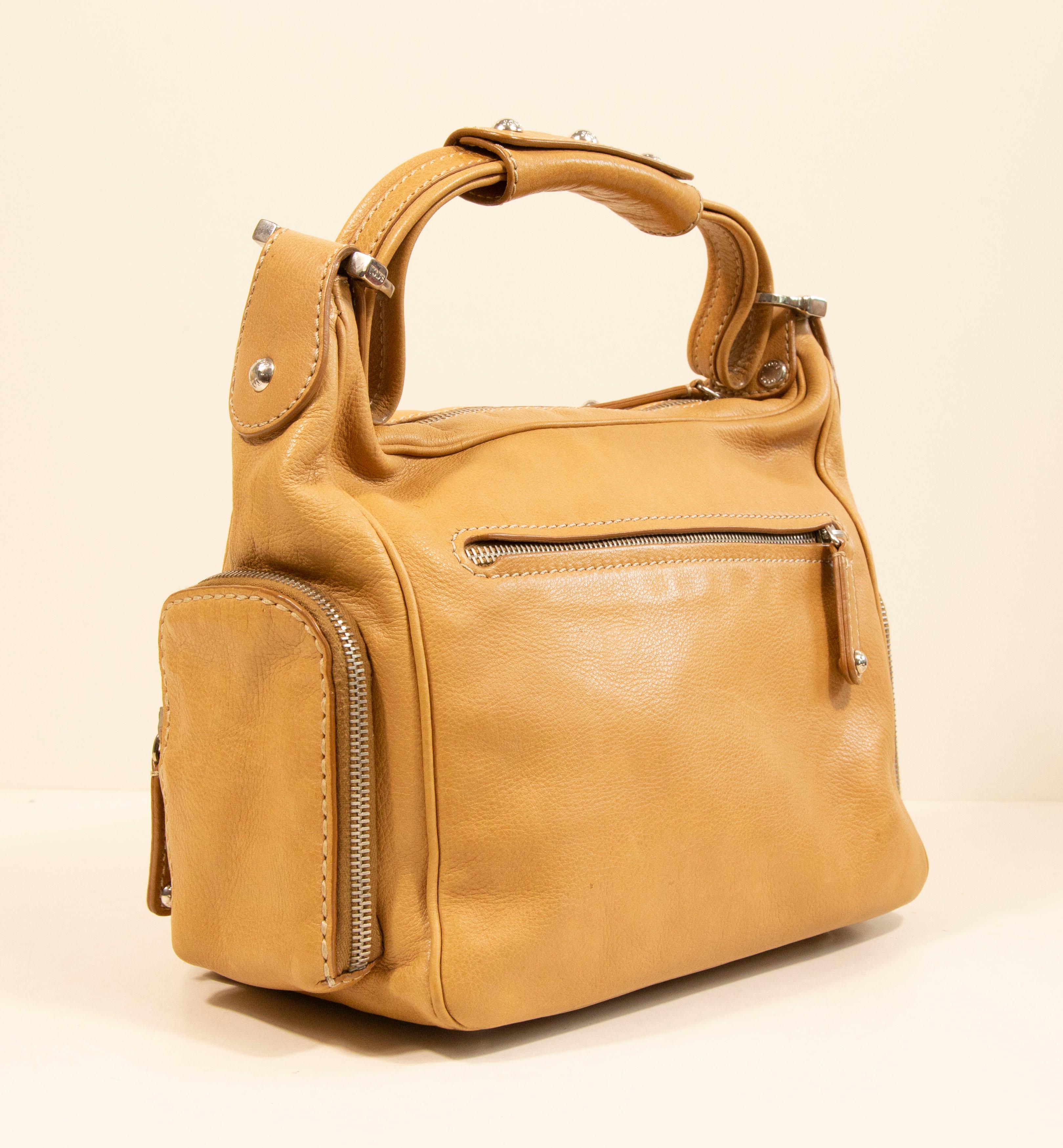2000s Tod's Tan Leather Shoulder Bag In Good Condition For Sale In Arnhem, NL