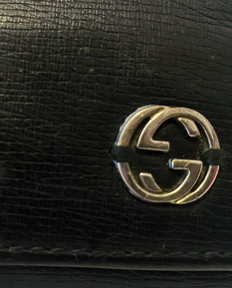 2000s Tom Ford for Gucci Black Leather Hook Key Holder Wallet,  5 key loops, silver metalware, Gucci silver metal logo handsewn on front, Made in Italy

Dimensions: 10x7x2cm 

Condition: vintage, 200os, very good 