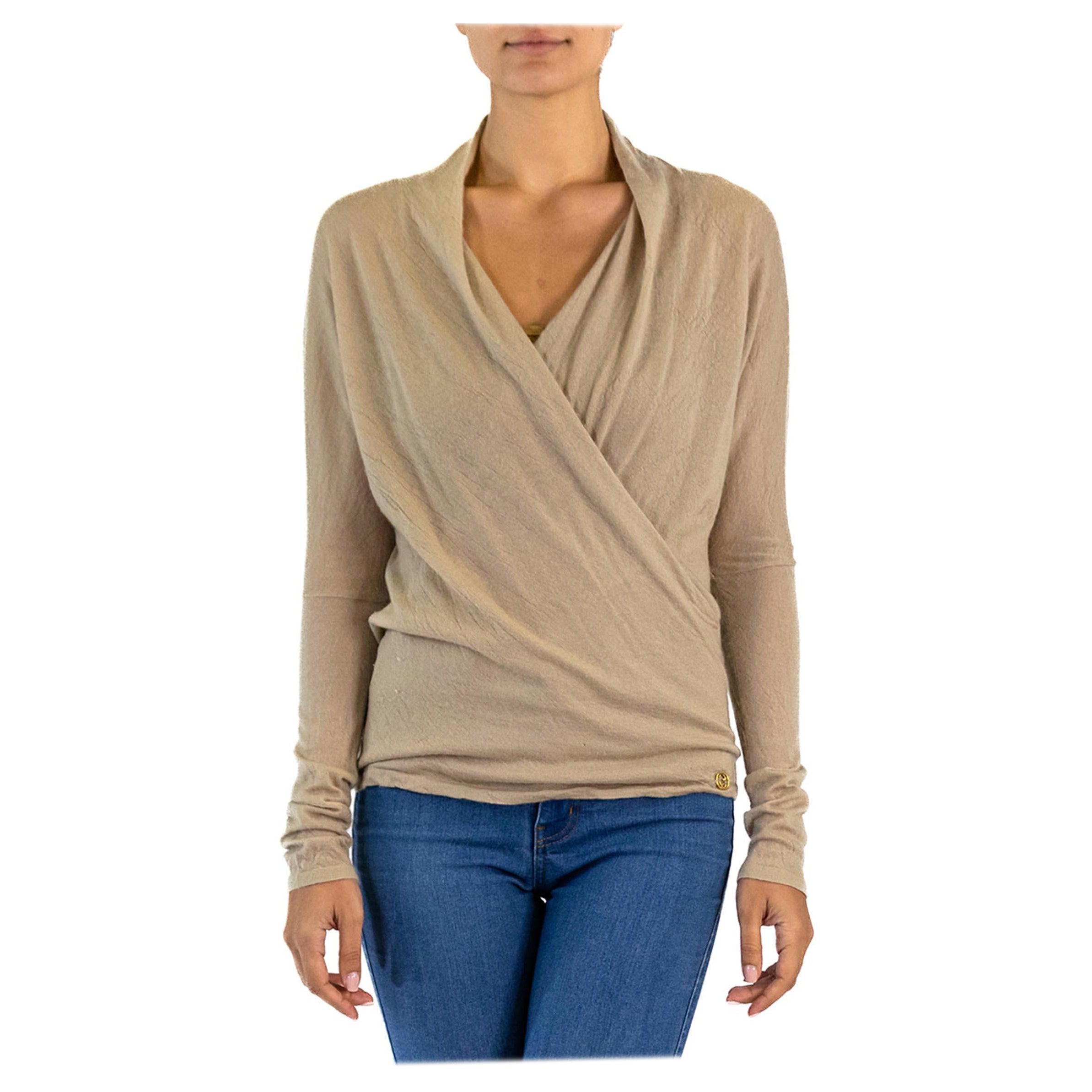 2000S TOM FORD GUCCI Biege Cachemire Textural Knit Low Cut Sweater en vente