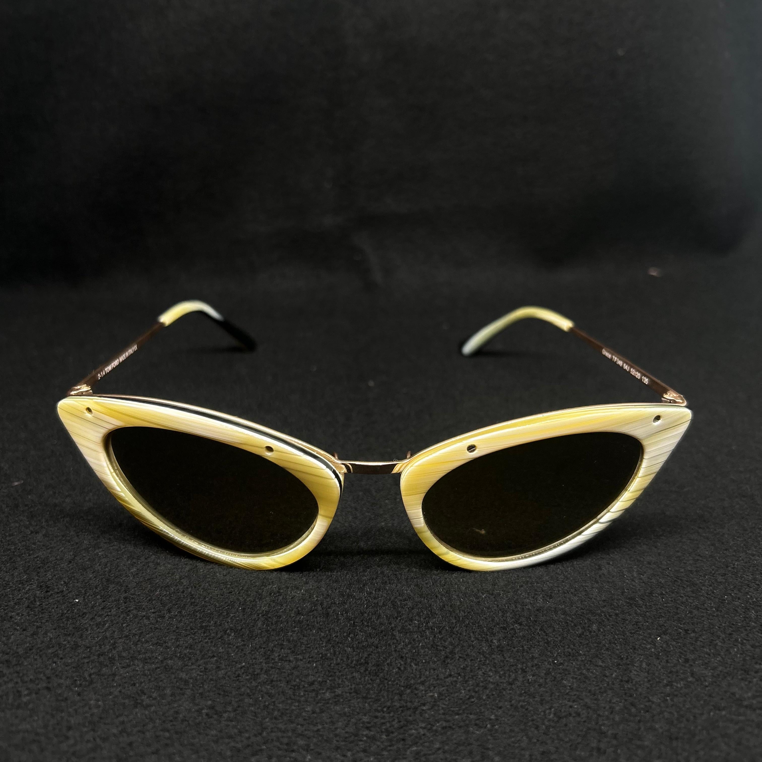 Estas gafas de sol desprenden un atractivo vintage de alta costura con su forma de ojo de gato y su diseño texturizado. La combinación de acetato de color claro con detalles metálicos les da un aire elegante y atemporal típico de la estética de Tom