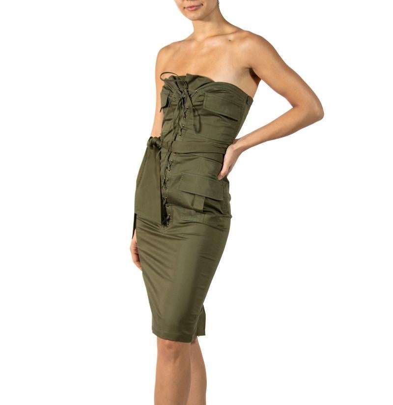 2000er TOM FORD YVES SAINT LAURENT Olivgrünes trägerloses Safari-Kleid aus Baumwolle/Lycra im Angebot 1