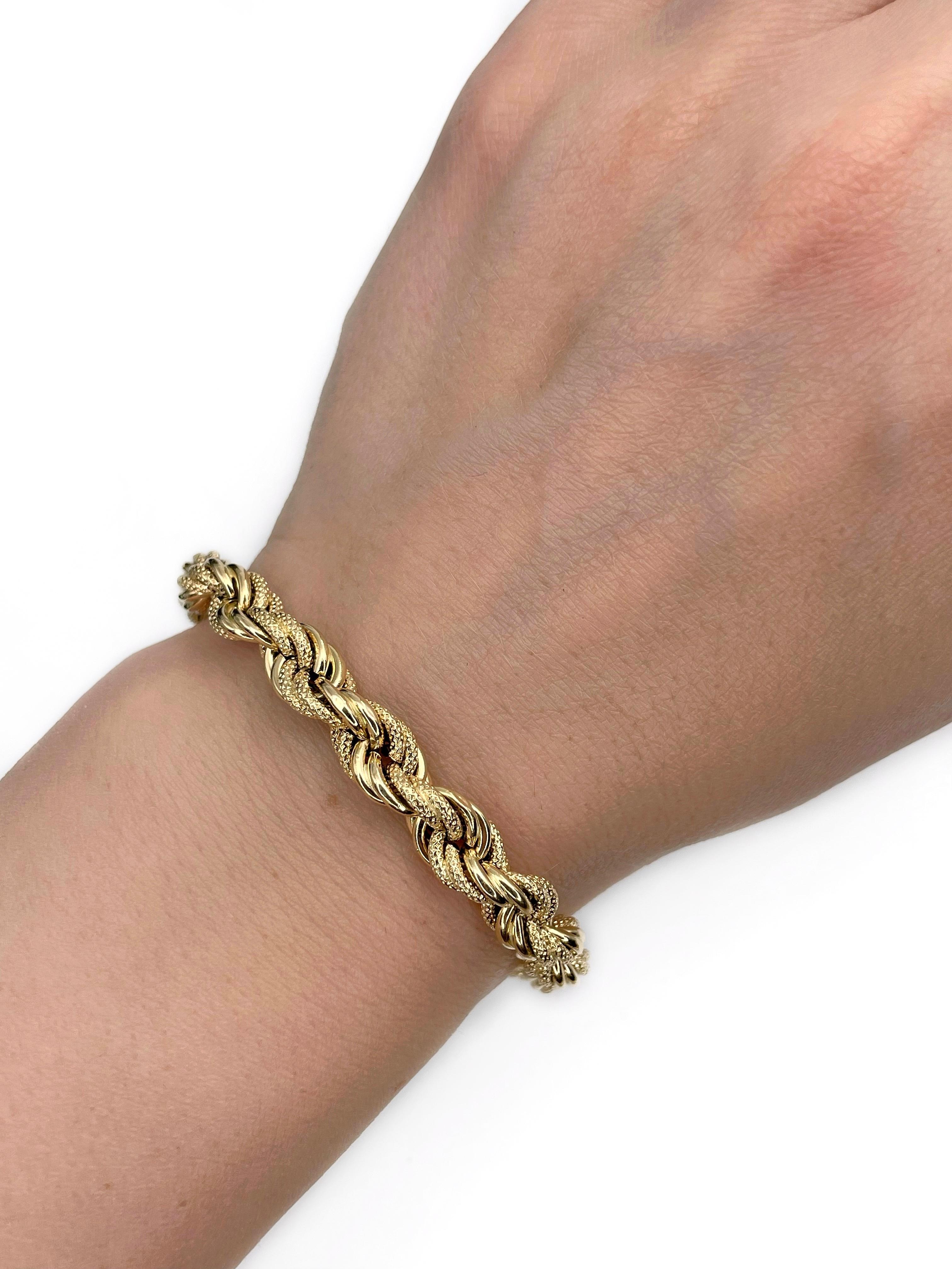 Es handelt sich um ein stilvolles, gedrehtes Kettenarmband, das von der italienischen Schmuckmarke 