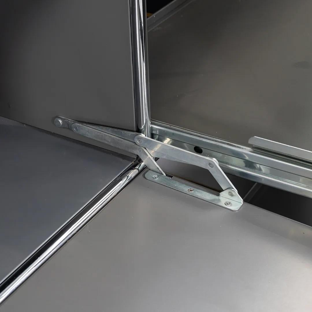 2000s USM Haller 2x2 Credenza / Cabinet en Mid Gray 3x Disponible 20