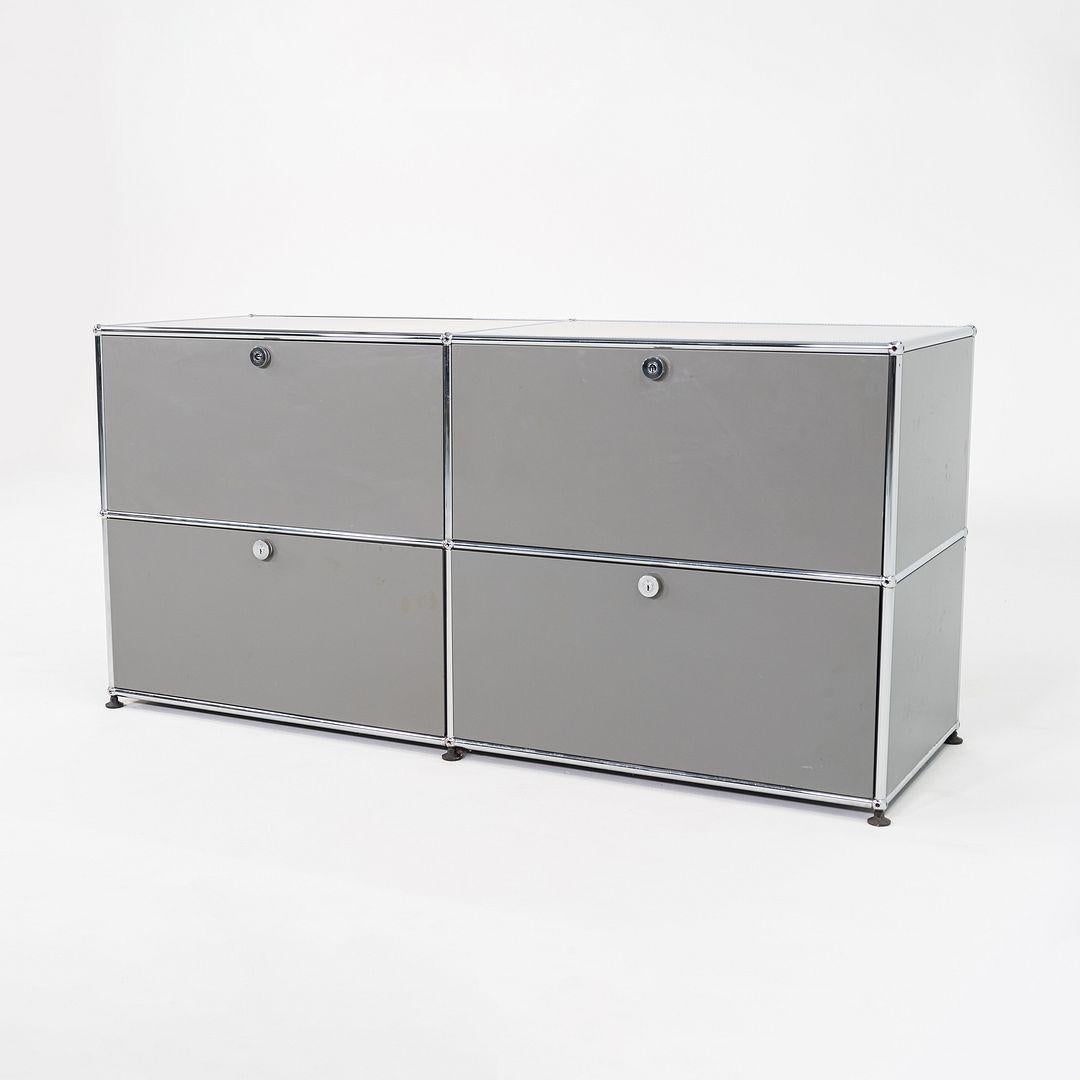 Il s'agit d'une crédence USM Haller 2x2, conçue à l'origine par Fritz Haller et Paul Schaerer en 1963. Cet exemplaire particulier a été produit par USM Haller en Suisse dans les années 2000. La crédence est composée de panneaux en acier peint par