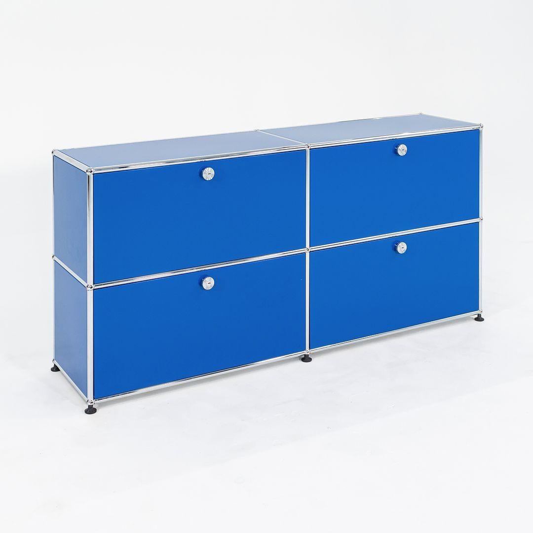Questa è una credenza USM Haller E2, progettata originariamente da Fritz Haller e Paul Schaerer nel 1963. Questa particolare unità è stata prodotta da USM in Svizzera negli anni 2000. La credenza è composta da pannelli in acciaio verniciato a