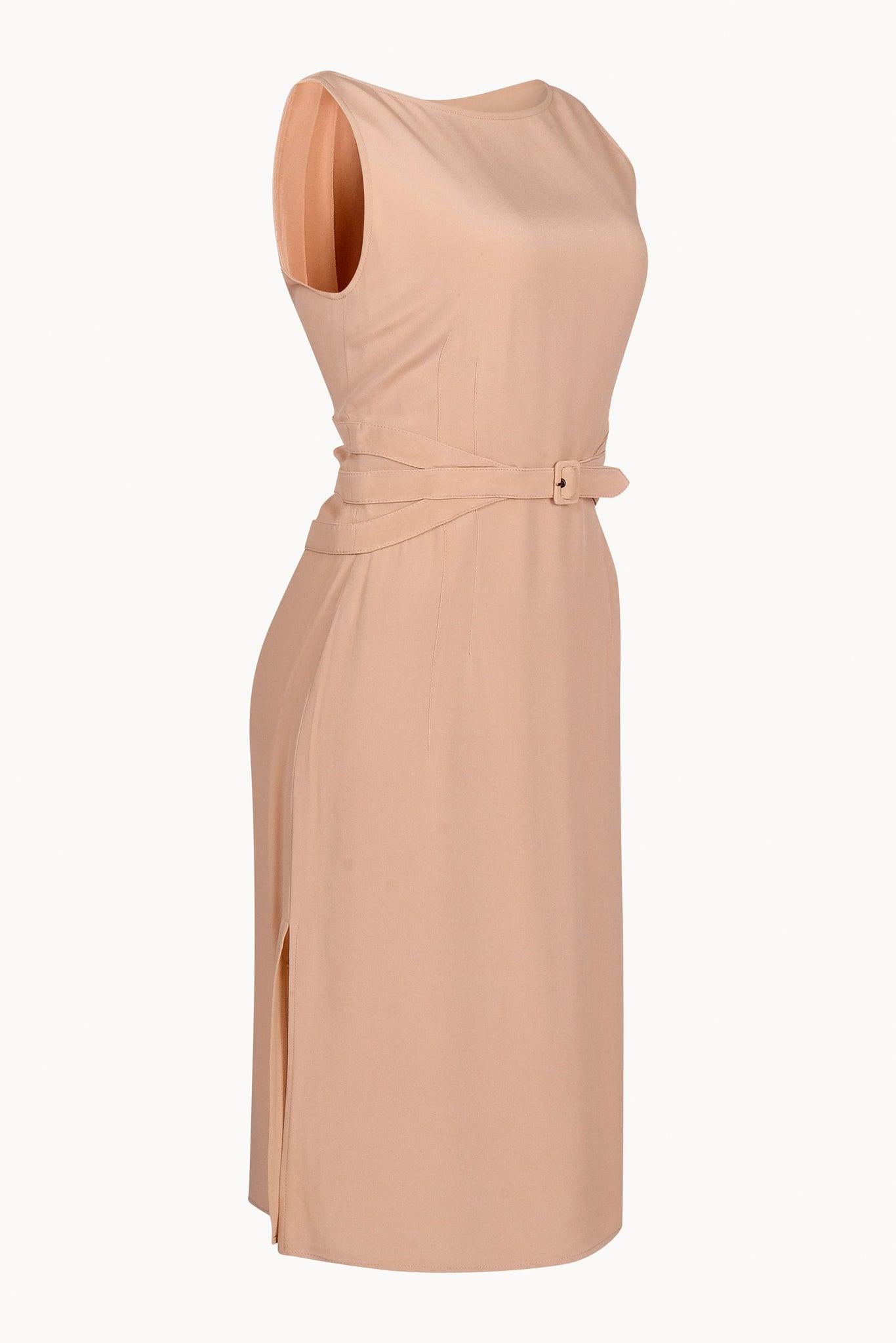 Elegant and minimal 2000s Valentino beige dress. Features an adjustable belt, slits on each side ans side zipper. Beautiful with flats, sling backs or kitten heels mules. 