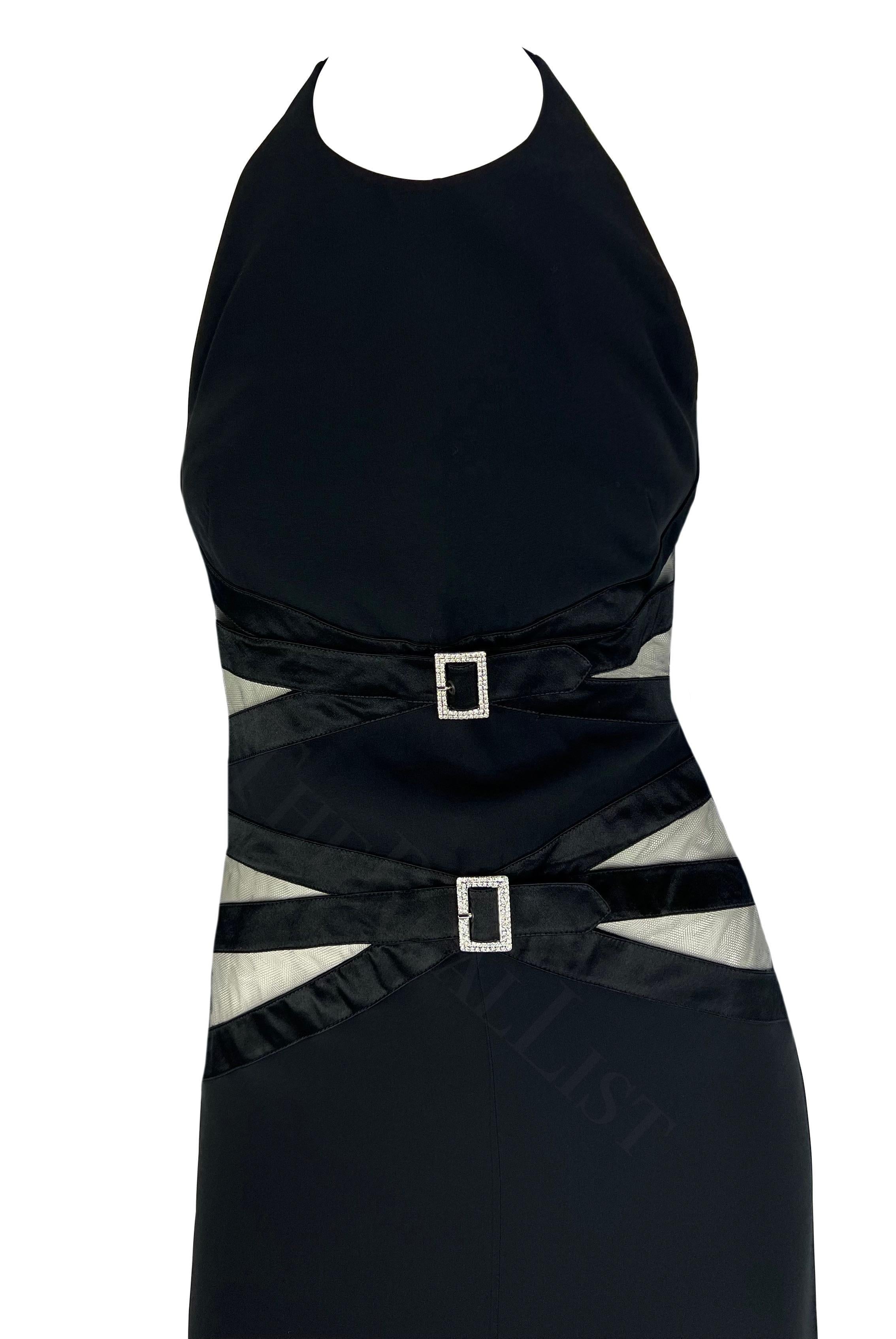Presentando un fabuloso vestido negro de Valentino de cuello haltern. De la década de 2000, este vestido de cuerpo entero tiene un escote alto y la espalda al descubierto. El vestido se completa con paneles transparentes cubiertos de malla a cada