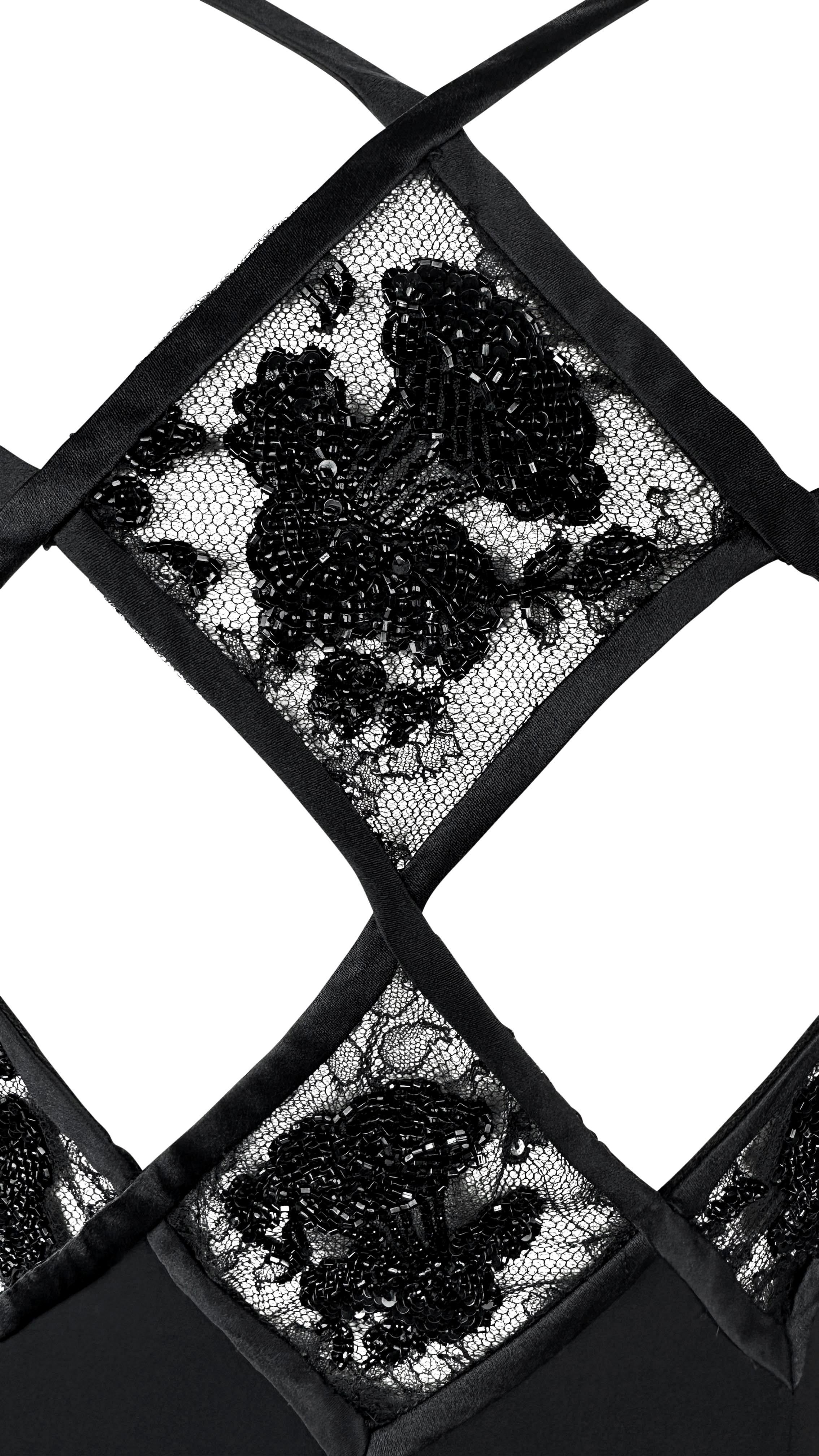 Questo sorprendente mini abito nero con perline di Valentino dei primi anni 2000 presenta una scollatura a V e spalline sottili. Il dettaglio di spicco è la schiena intricata di perline, con un motivo a diamante di tagli alternati e pannelli di